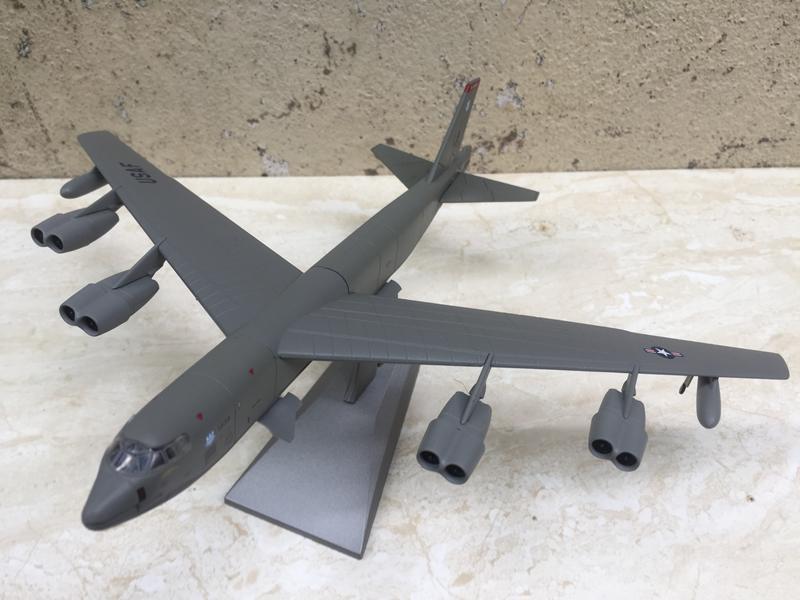 Mô hình Máy bay ném Bom  B52  1:200