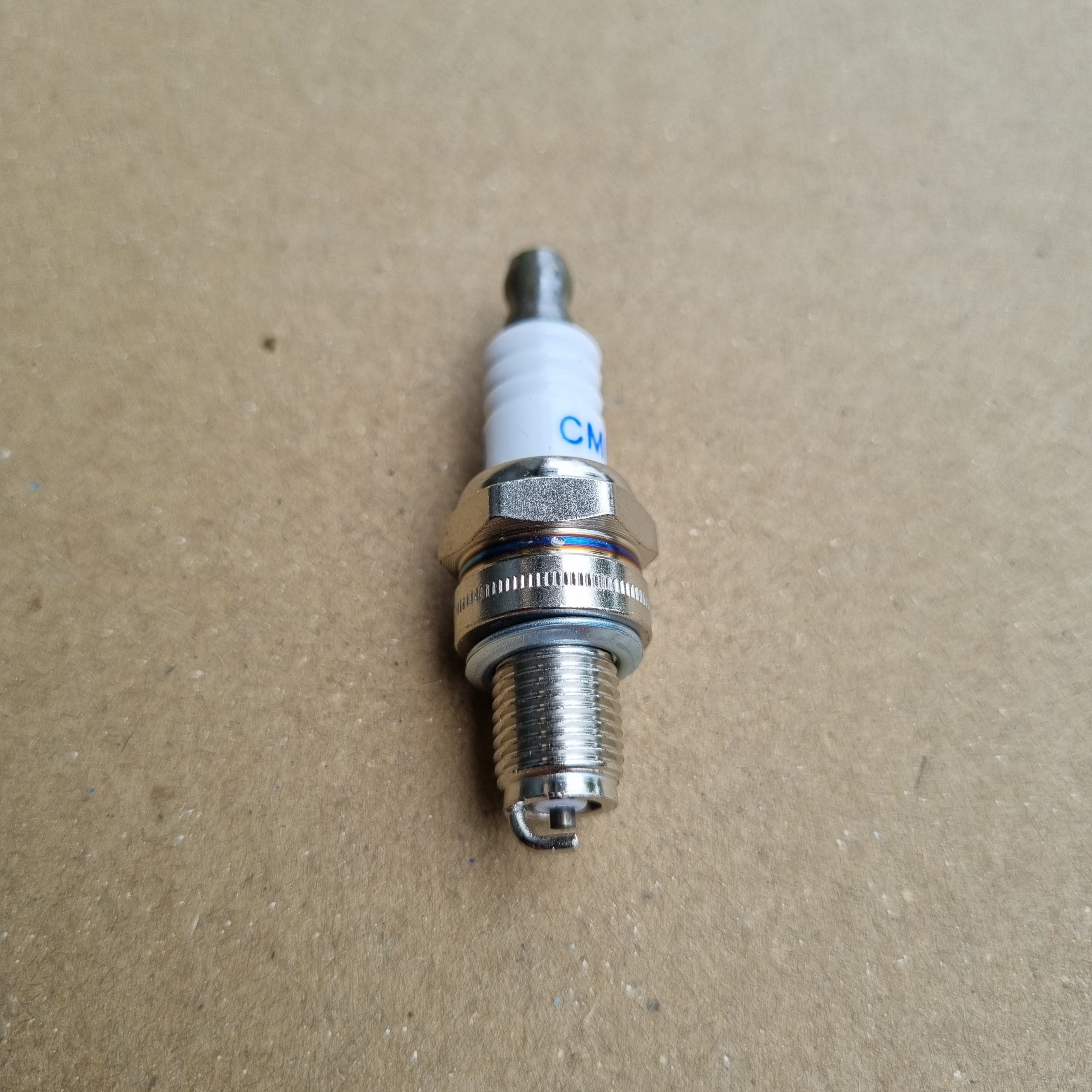 Bugi  máy cắt cỏ 4 thì, dùng cho máy honda gx25, gx35...