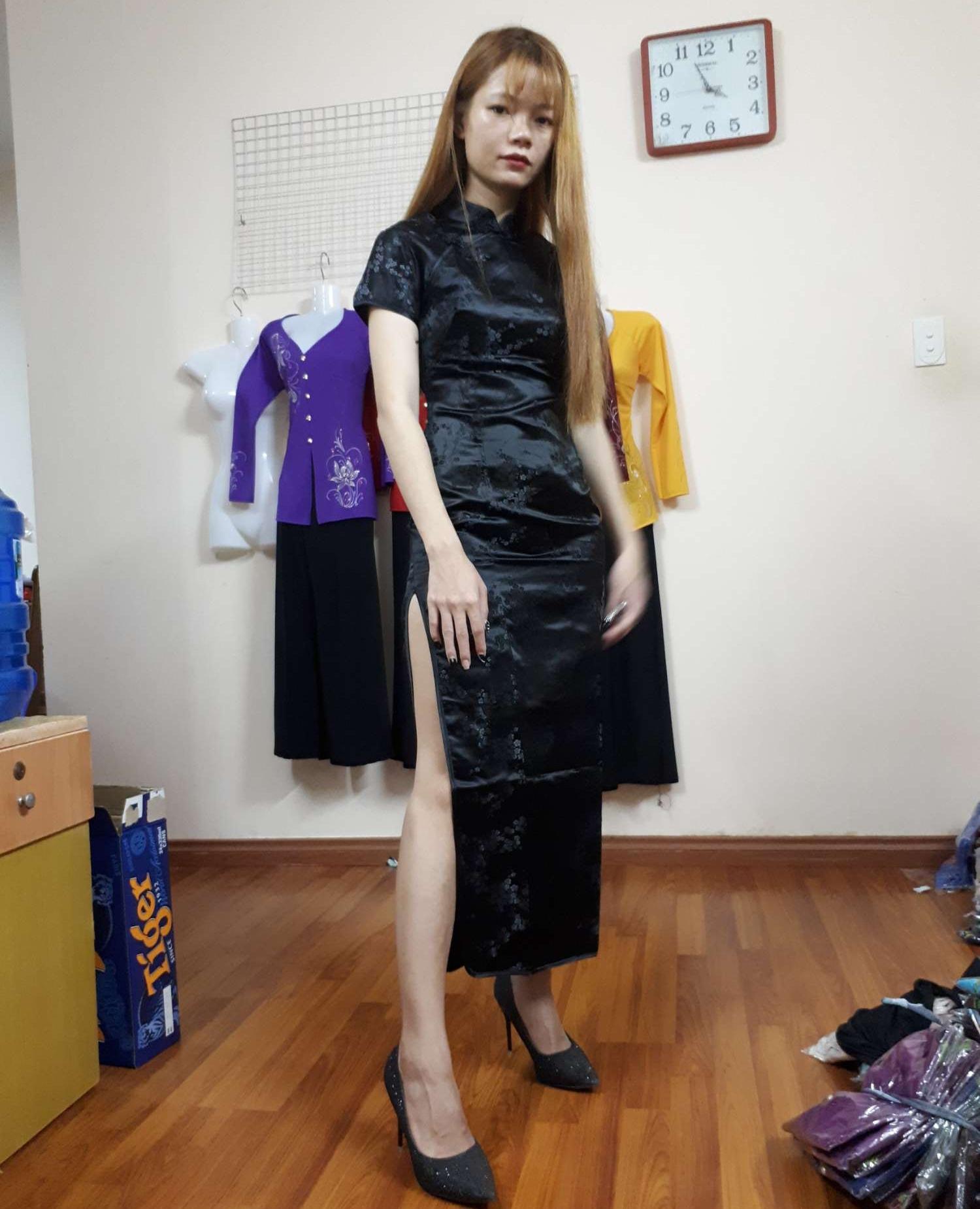 Sườn xám Dài Gấm Đen tuyền có hình thật