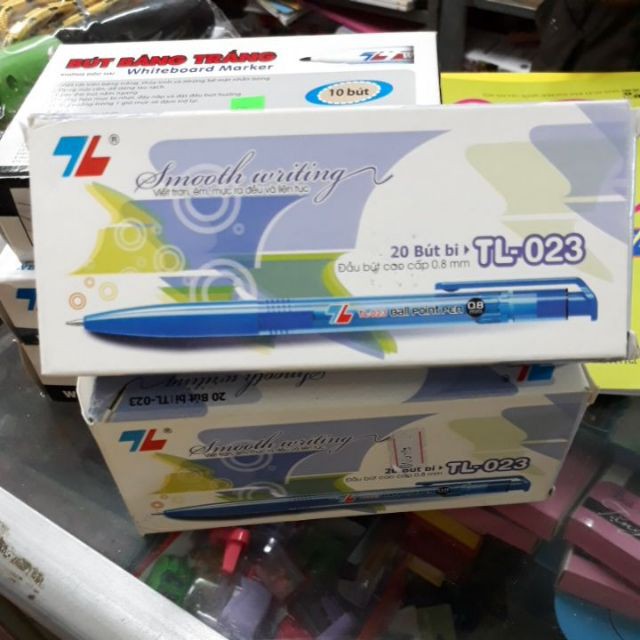 1 hộp bút bi 023