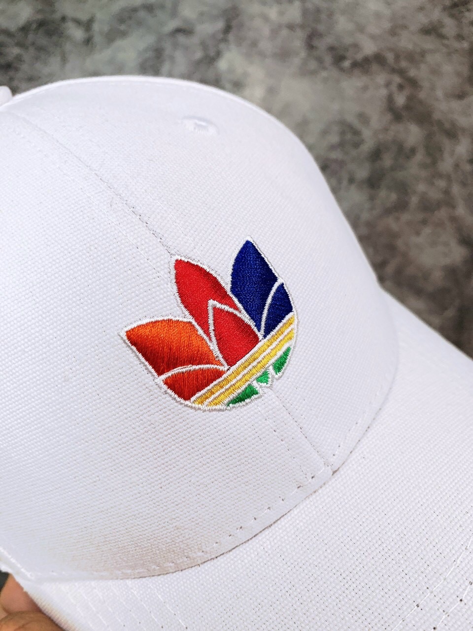 Mũ adidas trắng logo 3d