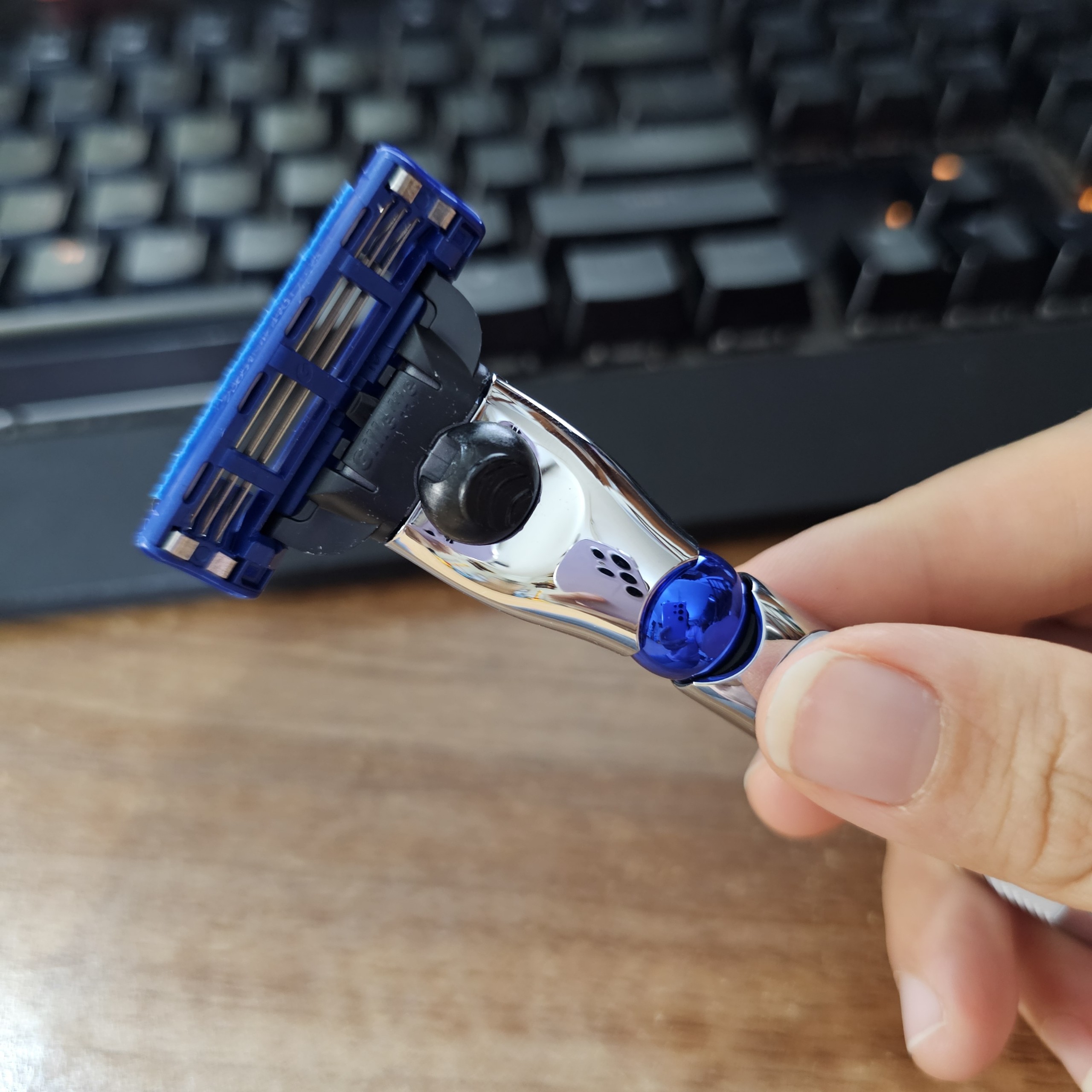 Dao cạo râu 3 lưỡi Gillette Mach3 Turbo 3D (1 tay cầm và 2 đầu cạo)