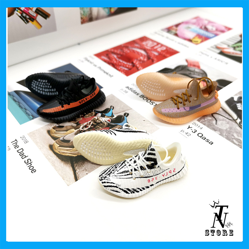Móc khóa giày sneaker Yeezy tỉ lệ 1:6