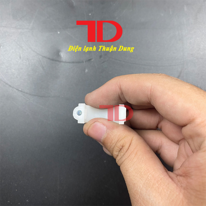Móc ống nước, dây điện phi 21 Điện Lạnh Thuận Dung