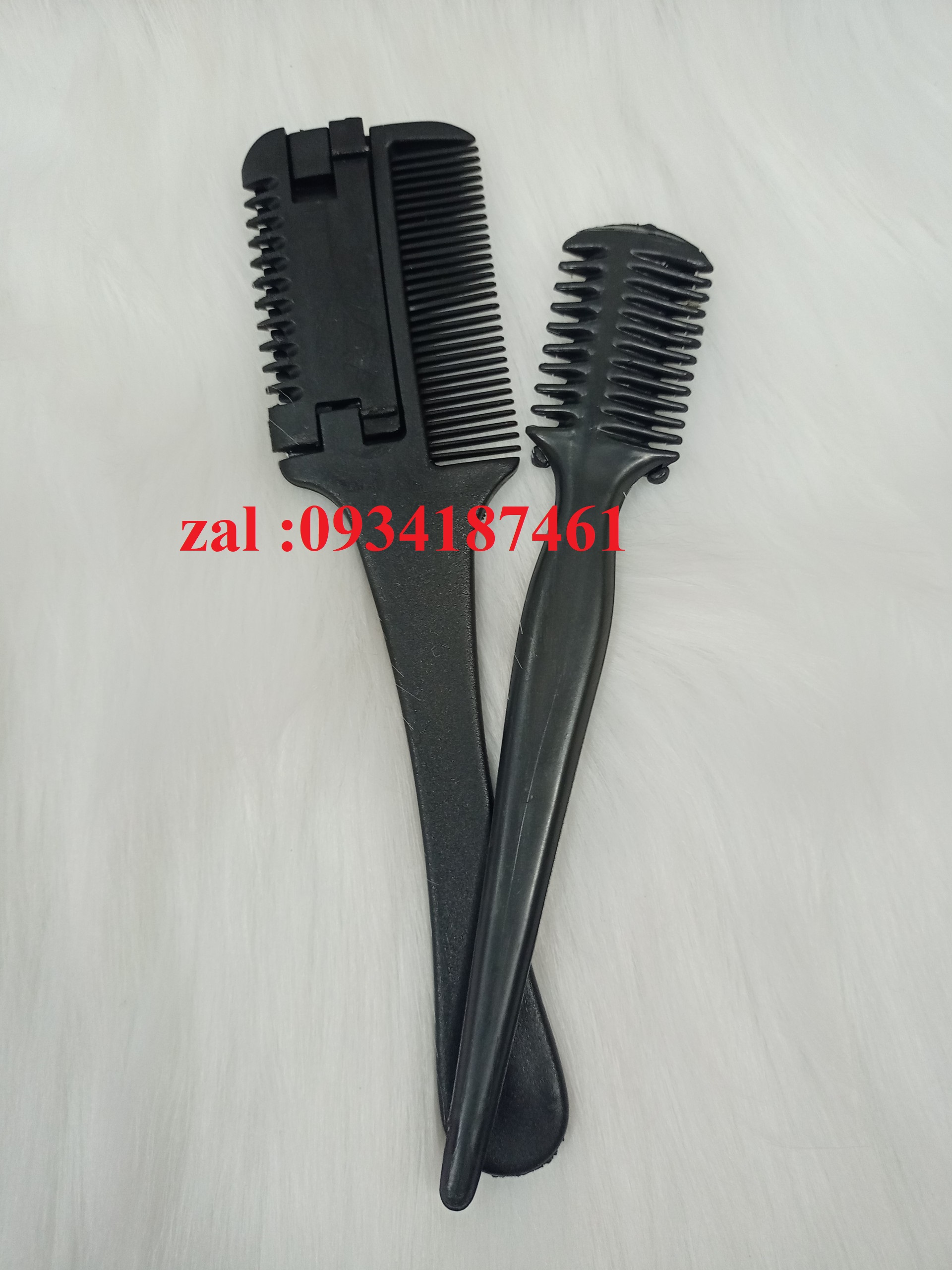 Dao nhựa gắn lưỡi lam dùng để rọc tóc