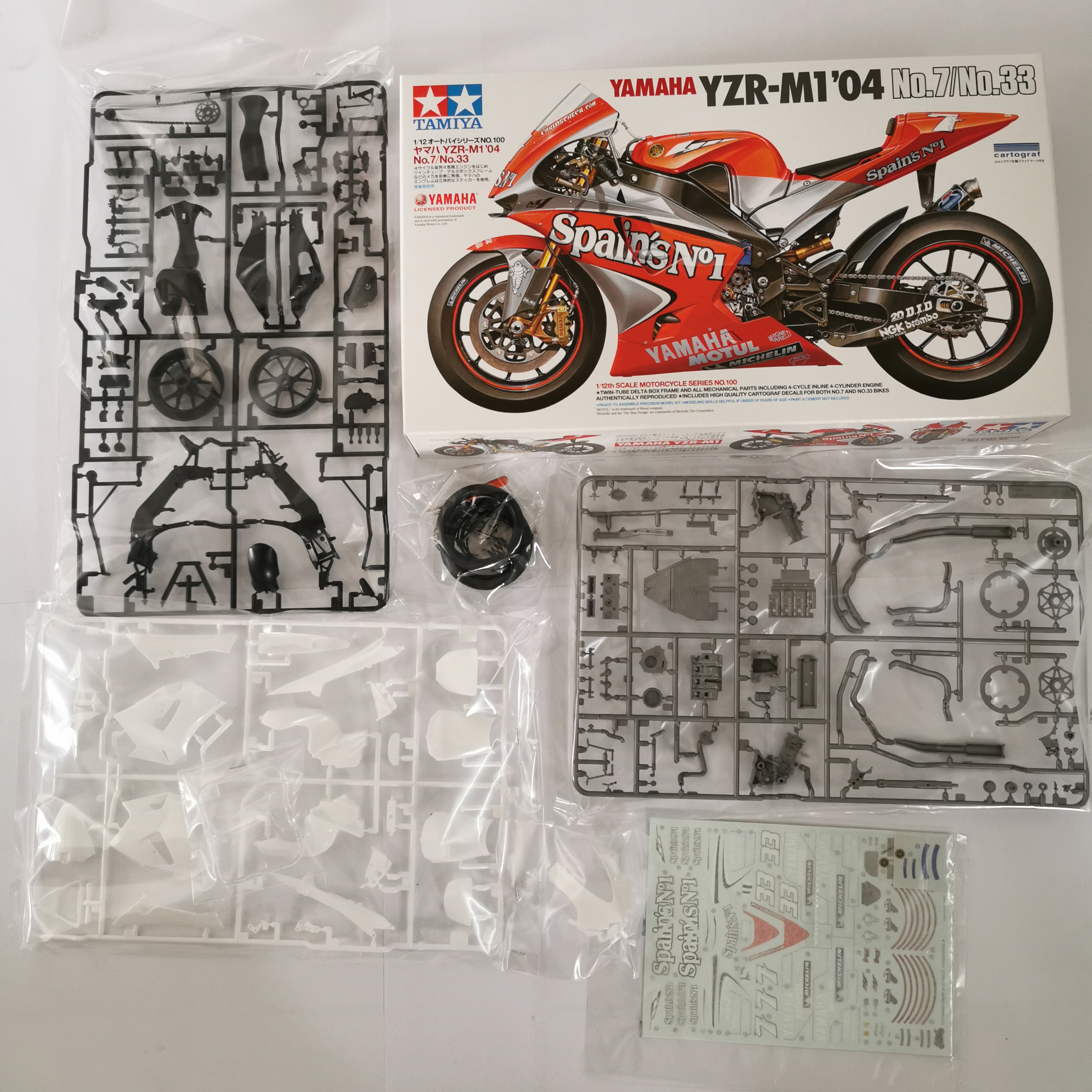 [TAMIYA] Mô hình xe Yamaha YZR-M1`04 No7/No.33