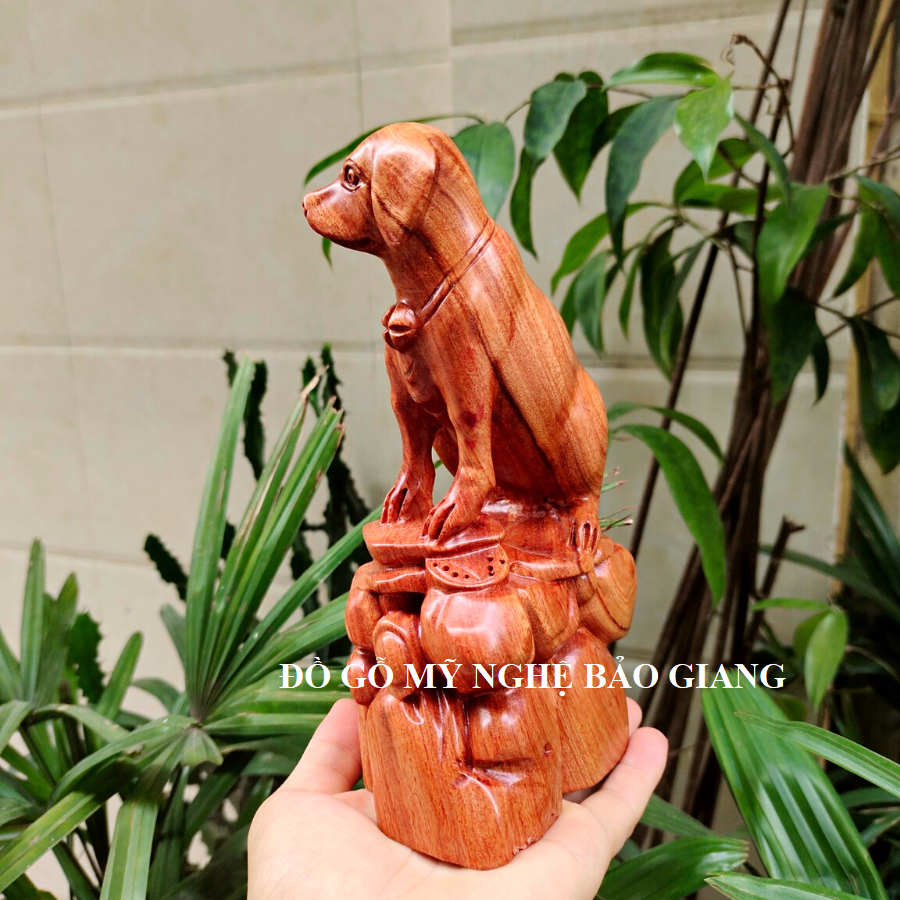 Tượng con chó gỗ hương cao 20 cm