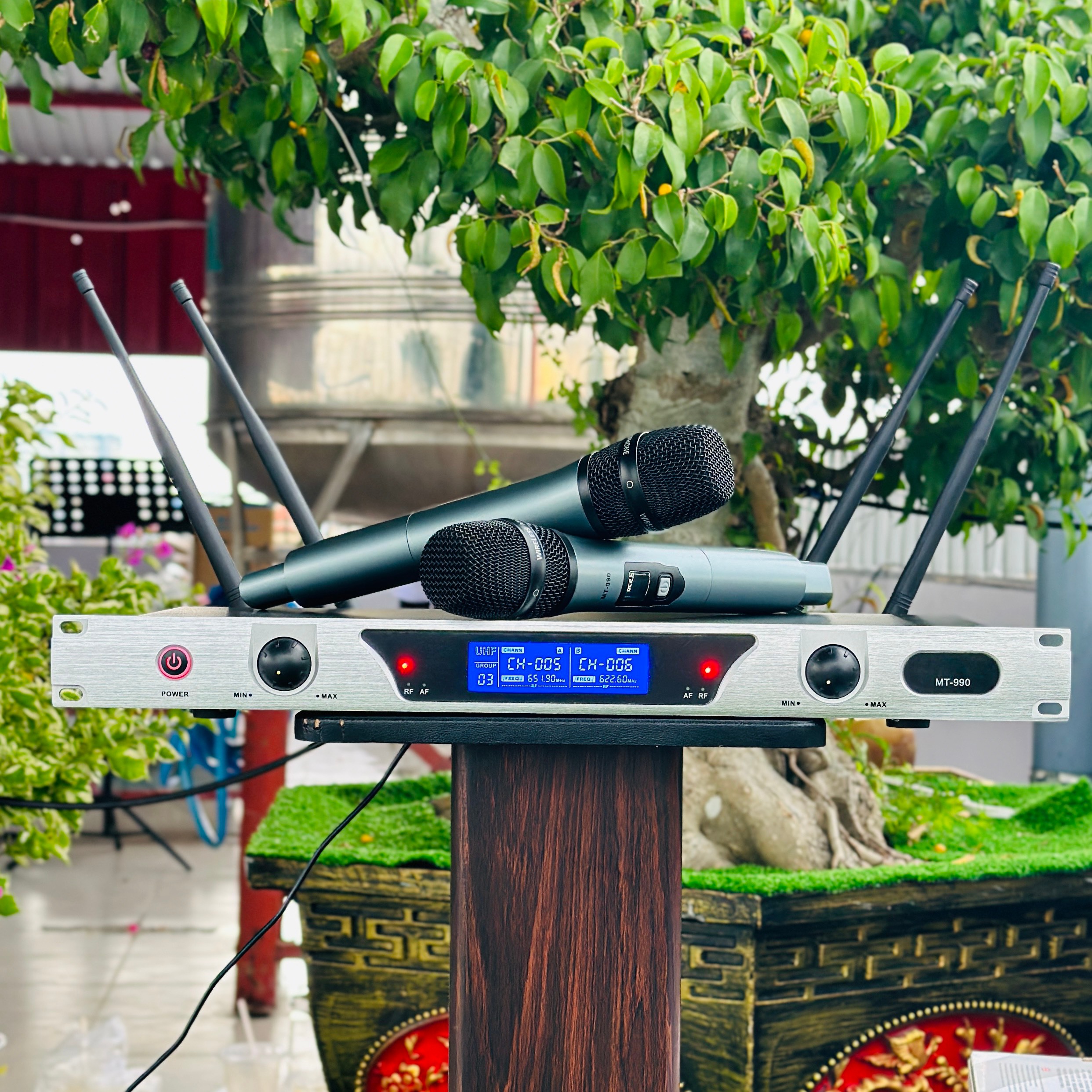 [TRỢ GIÁ ] Nơi Bán Dàn Karaoke Gia Đình Micro Karaoke Chất Lượng Cao, Micro Không Dây MT-990 Sóng UHF Cao Cấp, Loại 4 Râu, Tay Mic Có Màn Hình Led Hiển Thị, Chống Hú Cực Tốt, Pin Cực Lâu, Chất Âm Dày Và Trong Trẻo, BH 12 Tháng