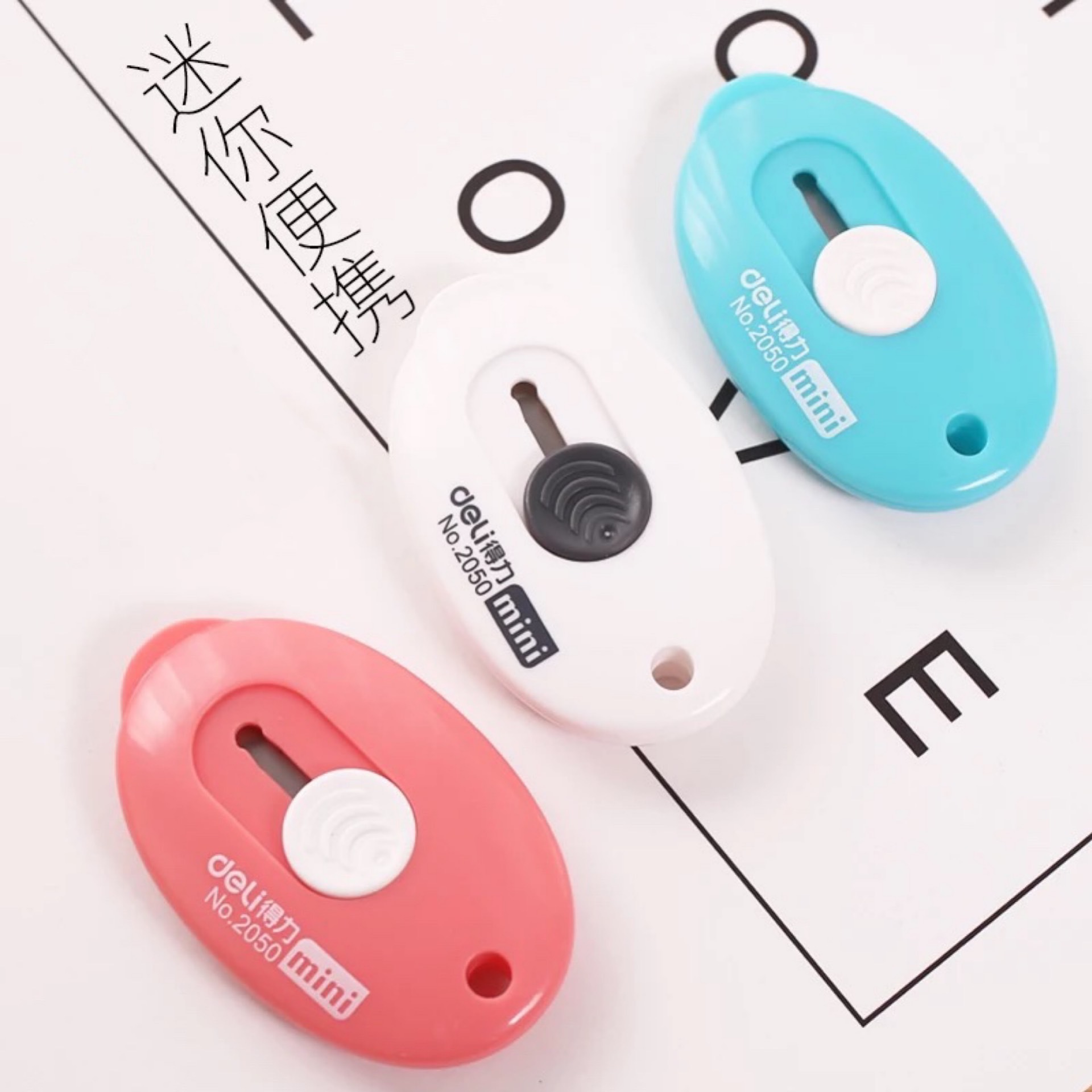 Dao Rọc Giấy Mini Deli 2050 Tiện Gọn