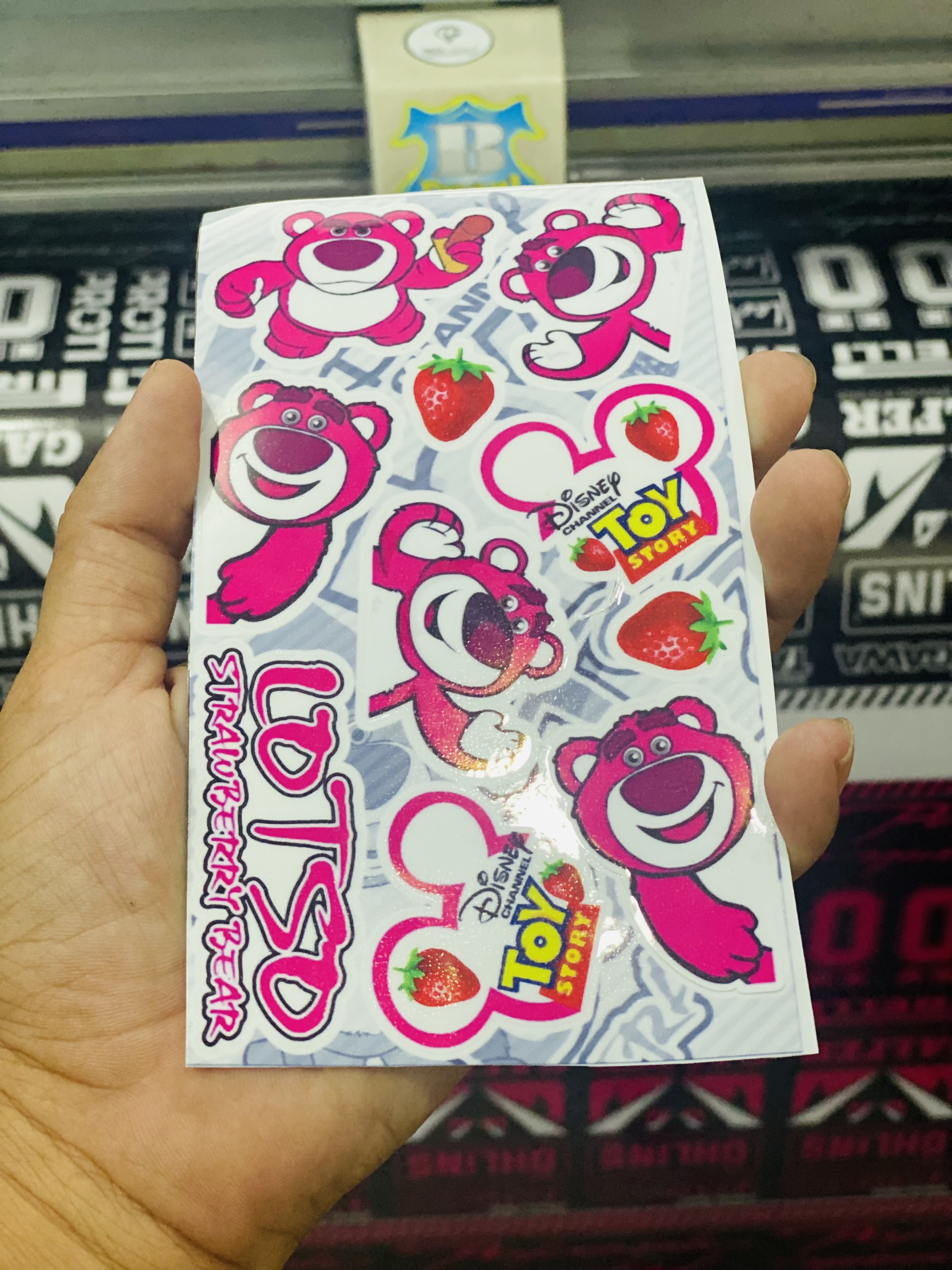 Tem logo gấu dâu lotso mini 12x17cm