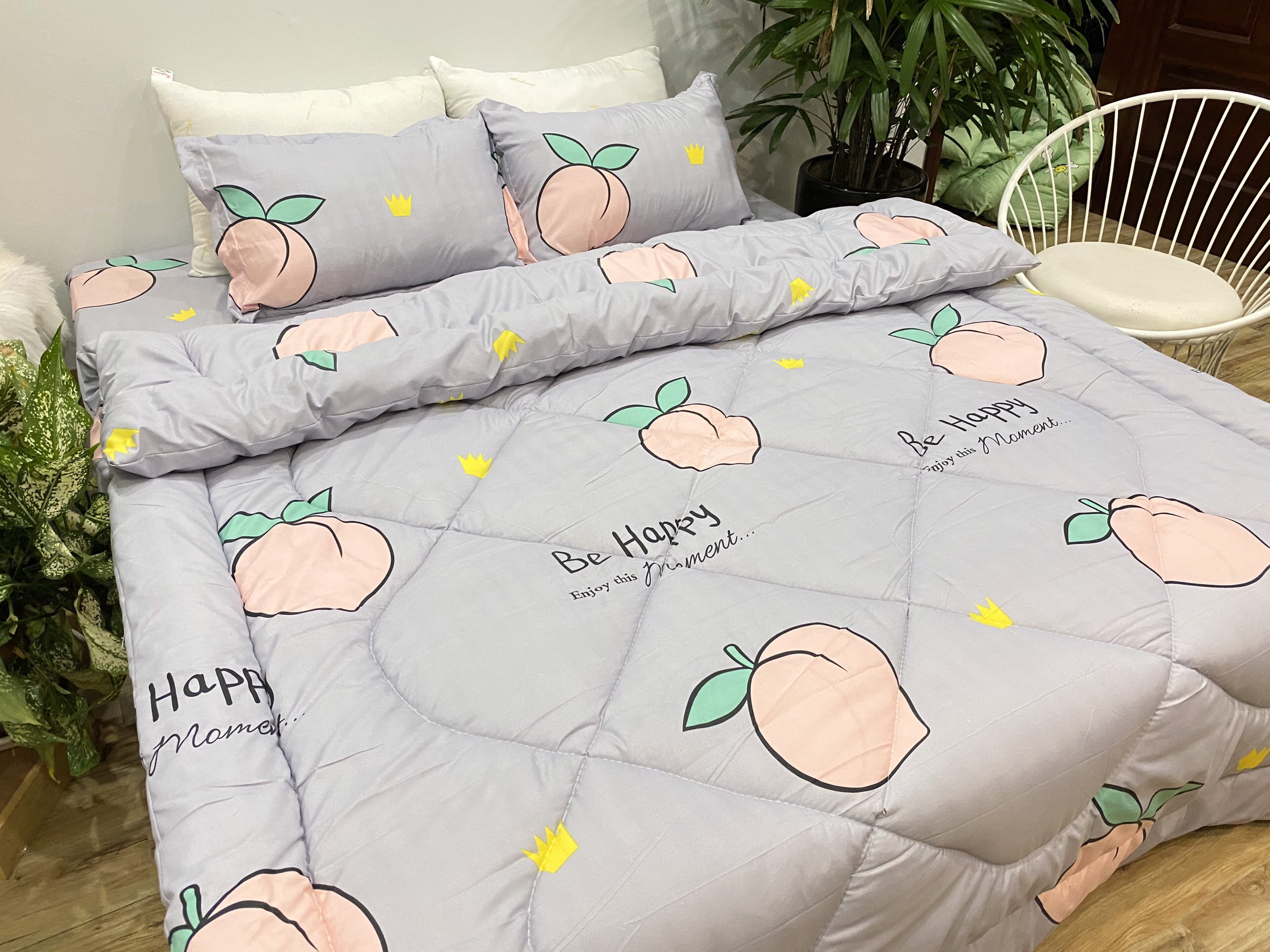 Bộ Chăn Phao 5 Món Mẫu Đào Tím Mã P38 ( Gồm 1 Chăn Phao, 1 ga bo chun,2 vỏ gối nằm và 1 vỏ gối ôm)