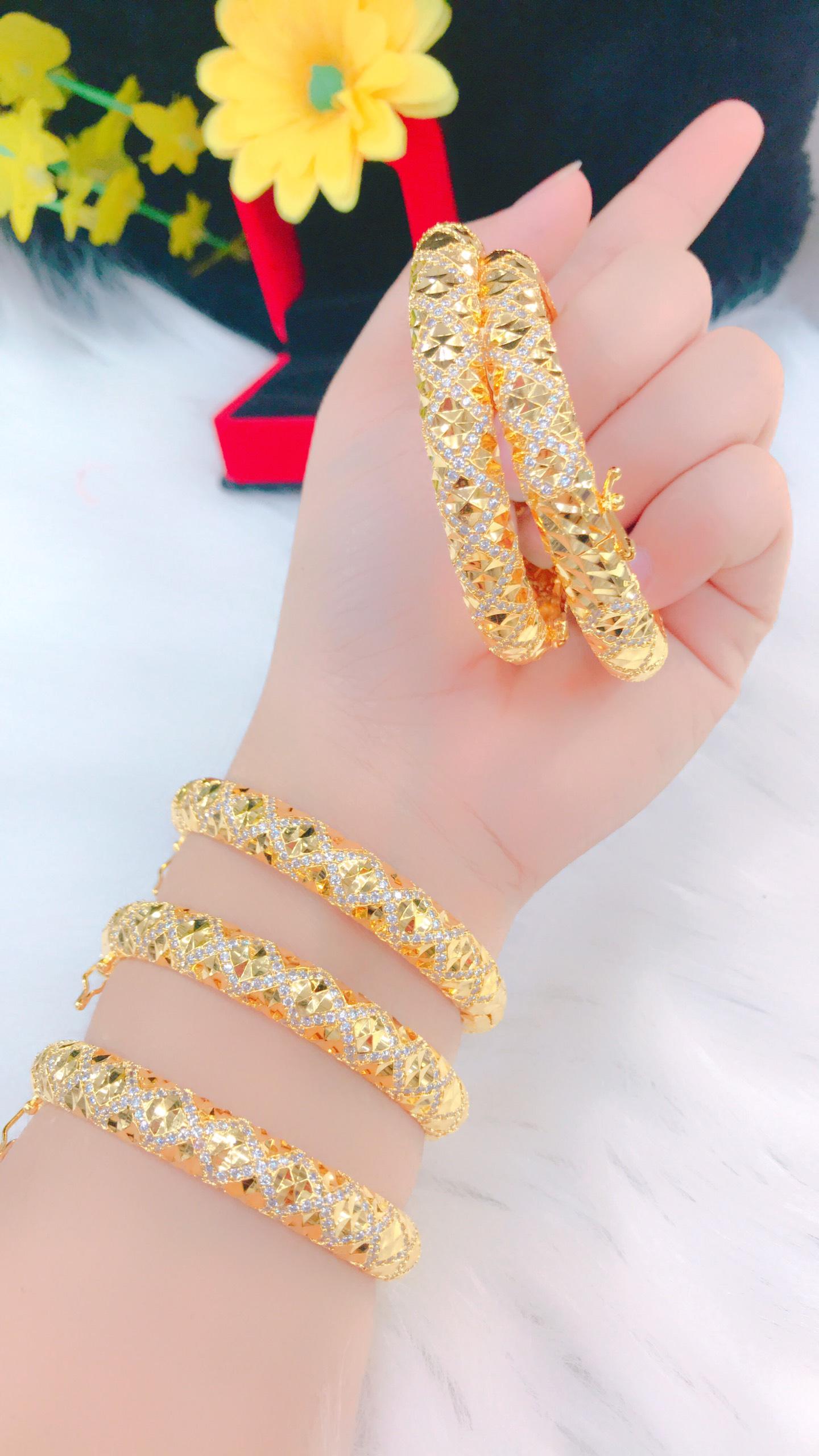 Vòng đeo tay nữ vàng 18k được thiết kế đẹp mắt và sang trọng, làm từ vàng 18k cao cấp. Đây là phụ kiện thời trang không thể thiếu cho bất kỳ cô gái nào yêu thích sự đẳng cấp và tinh tế.