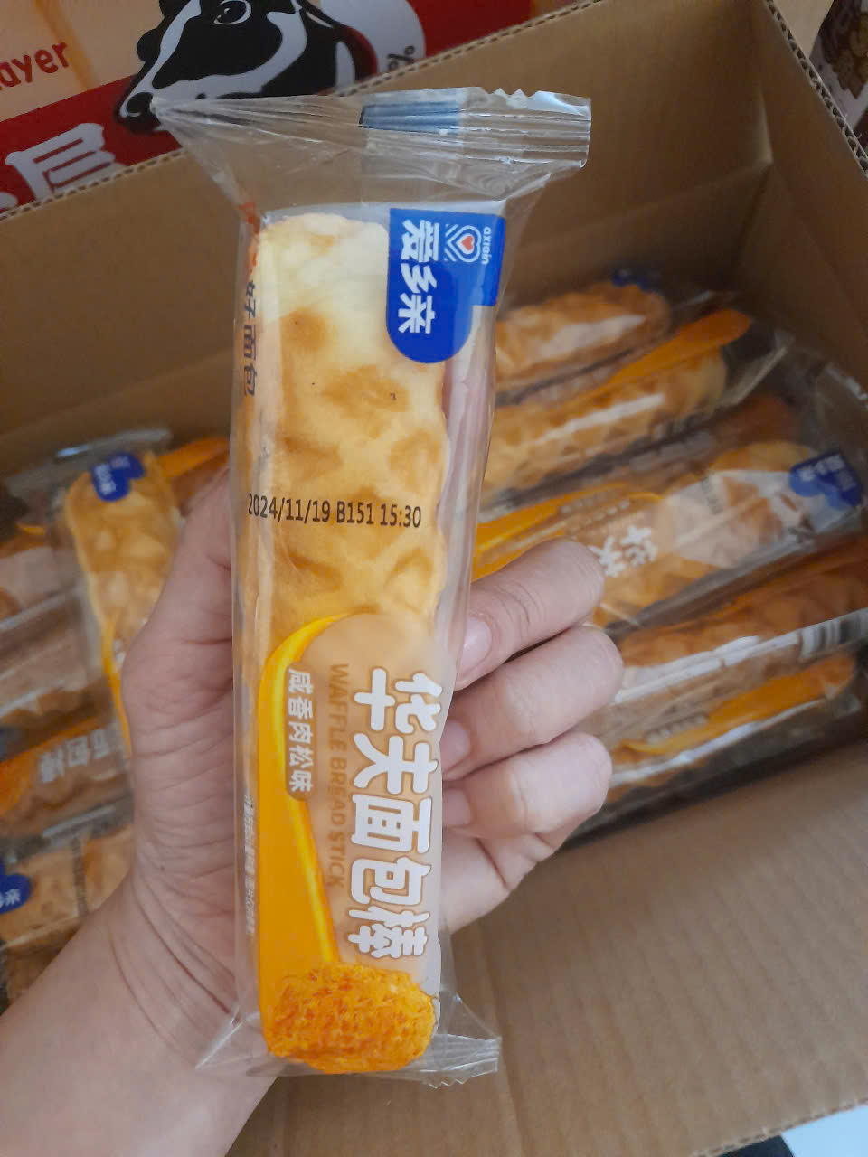 BÁNH MÌ QUE TỔ ONG NHÂN RUỐC