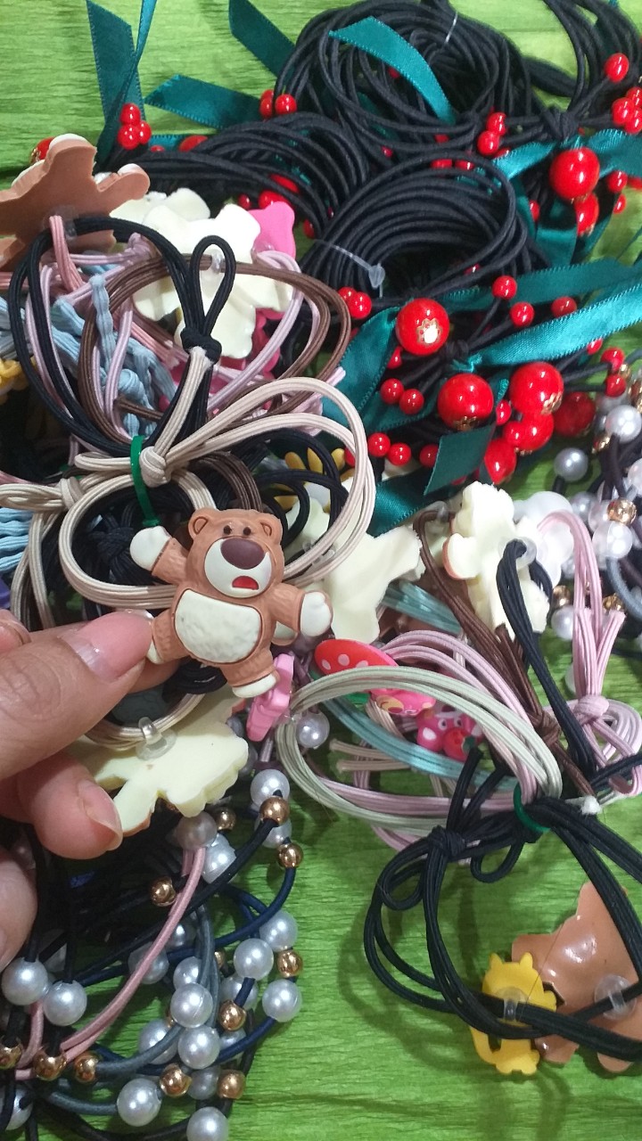 Quà tặng ngẫu nhiên( bút, dây cột tóc, kẹp,...)