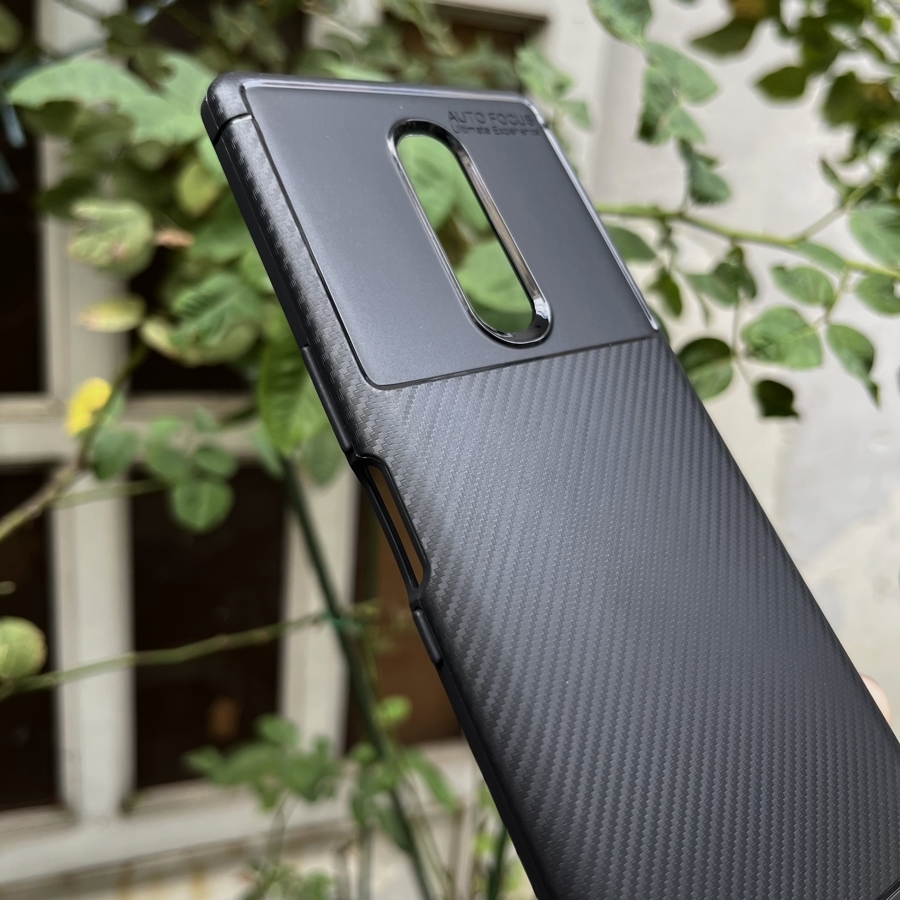 Ốp lưng Xperia 1 auto focus vân carbon
