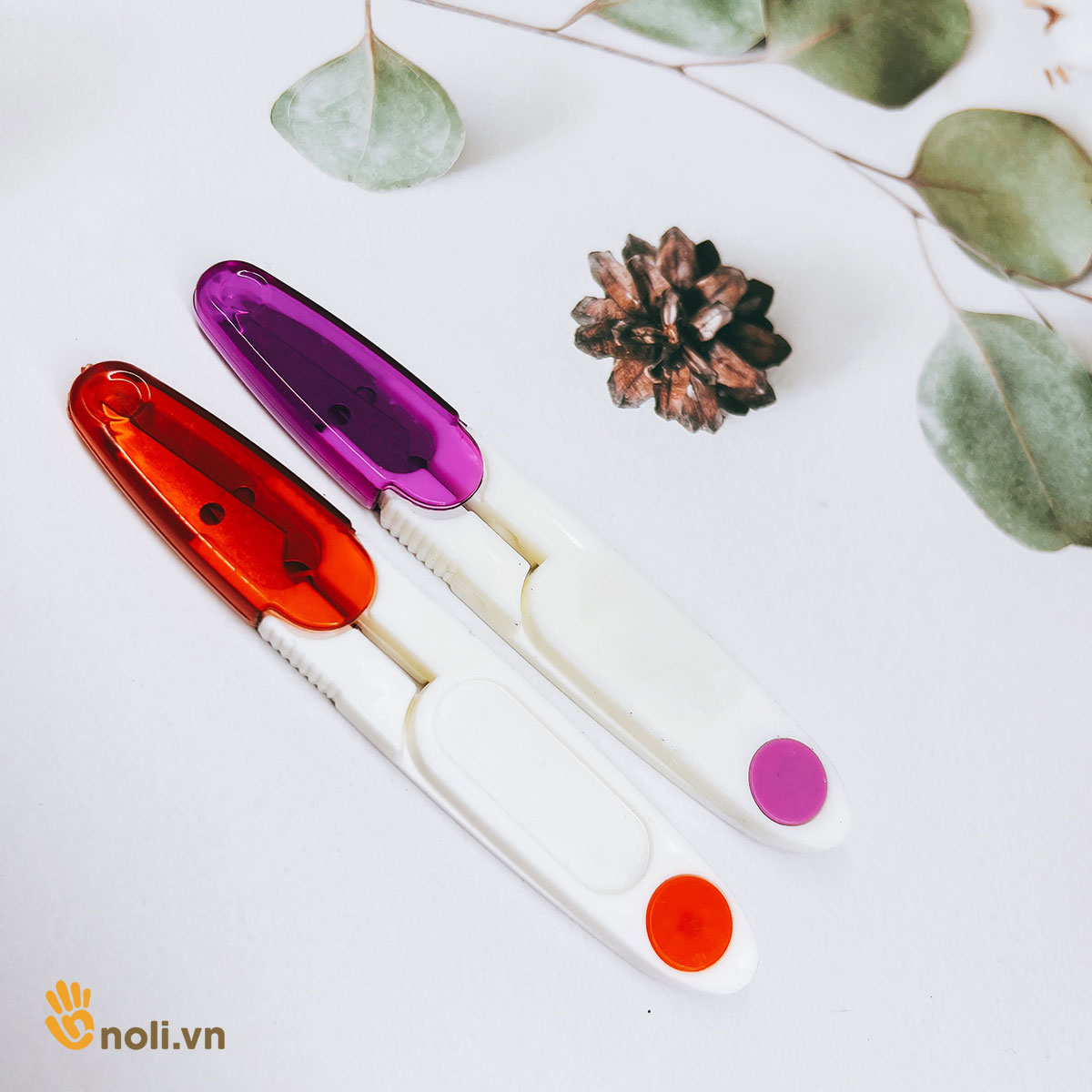 Kéo bấm có nắp
