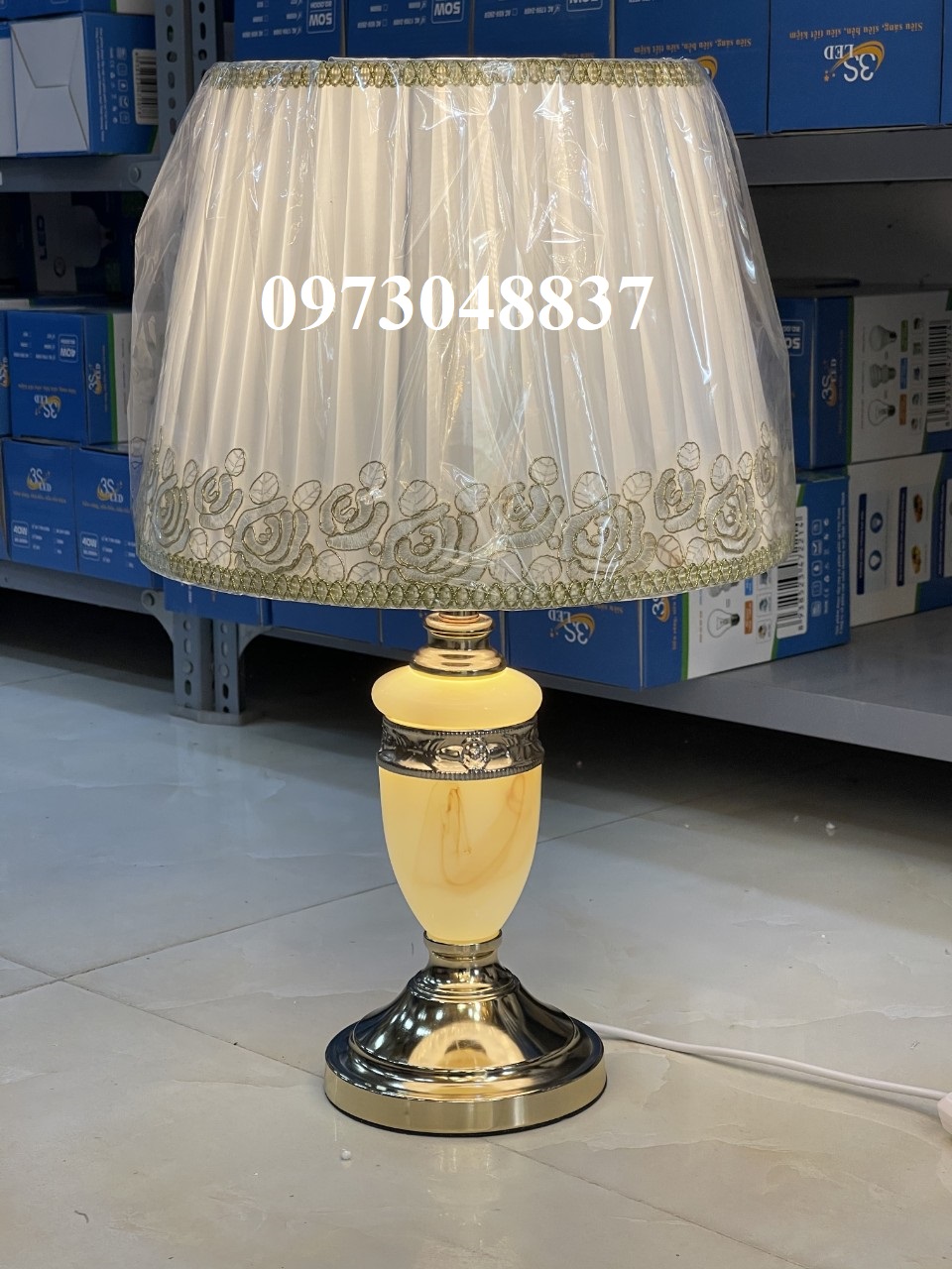Đèn ngủ để bàn thân đá đế đồng tặng kèm bóng LED - Đèn bàn