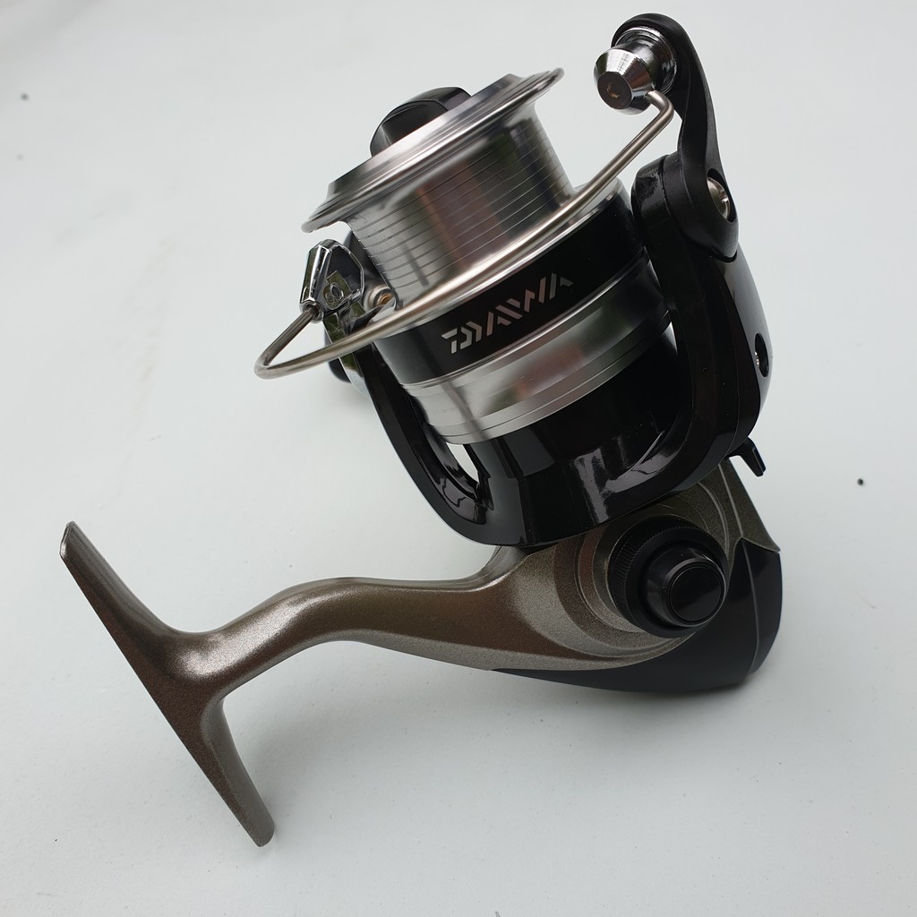 Máy câu cá DAJWA STRIKEFORCE 2500-B Và DAJWA STRIKEFORCE 4000-B (cam kết đổi trả trong 2 tuần đầu)