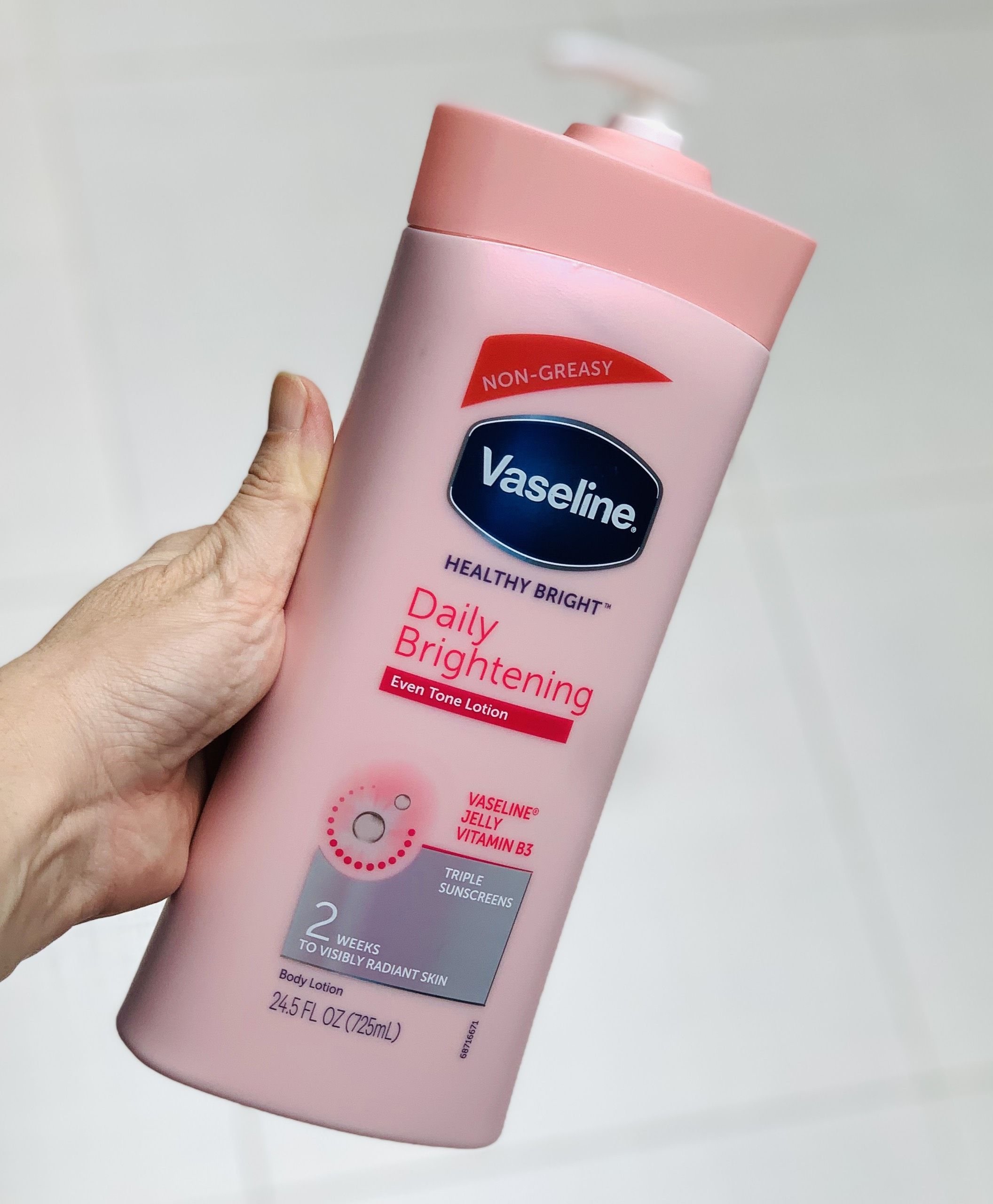 Dưỡng Thể Vaseline Healthy White UV Lightening - 725ml