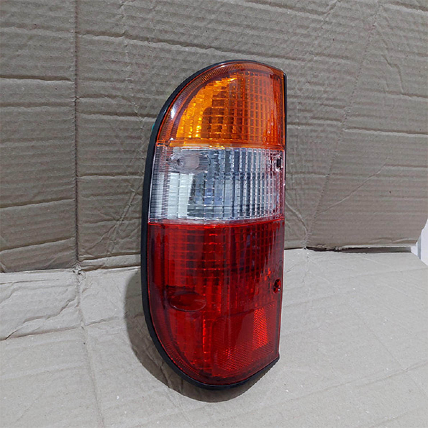 ĐÈN HẬU FORD RANGER 02