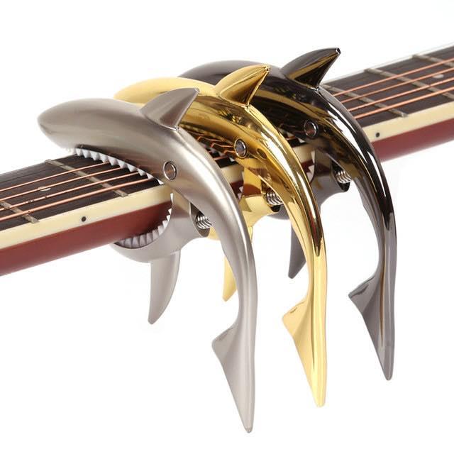 Capo cho đàn guitar hình cá mập