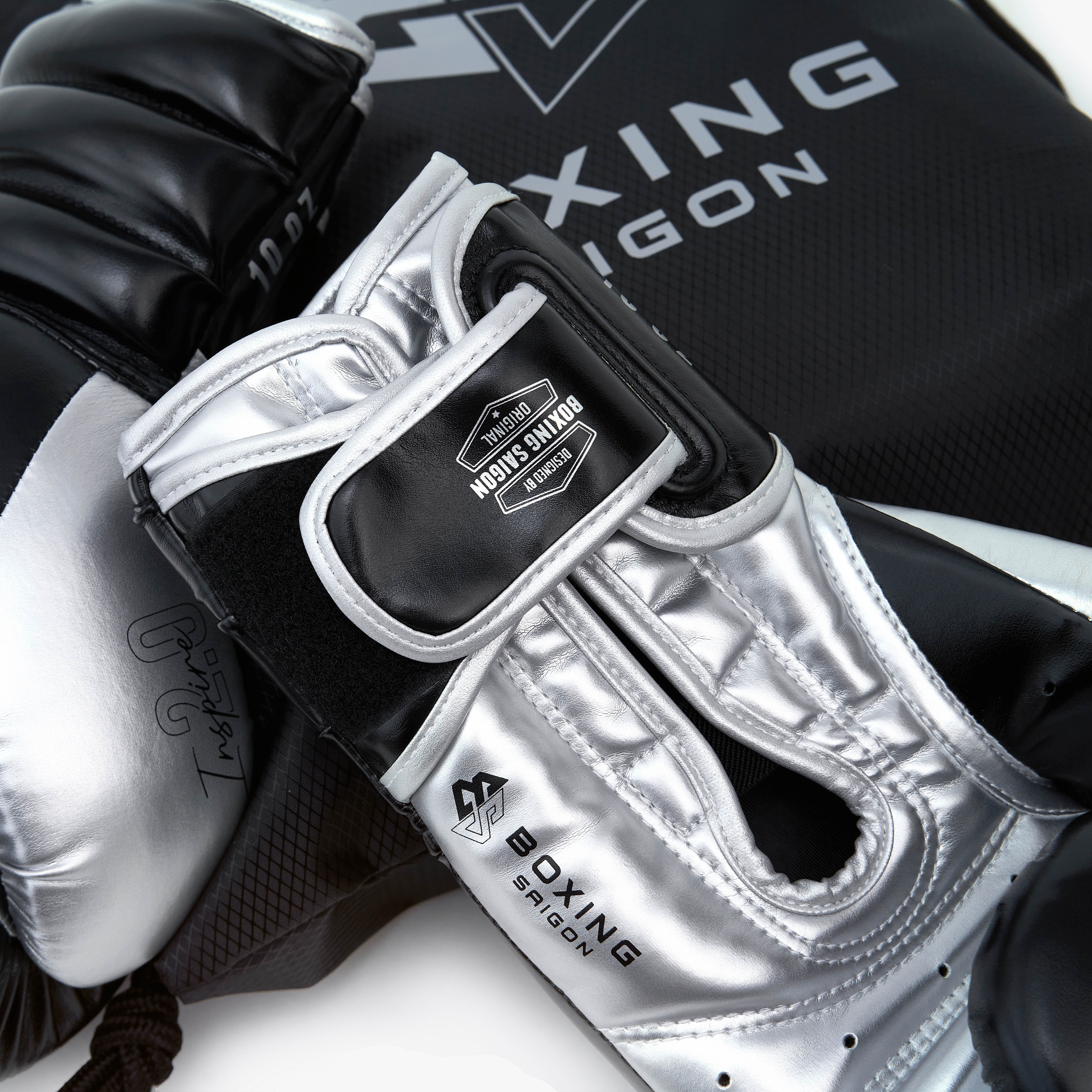 Găng Tay Boxing Saigon Inspire 2.0 - Silver/Black ( Kèm túi đựng găng )