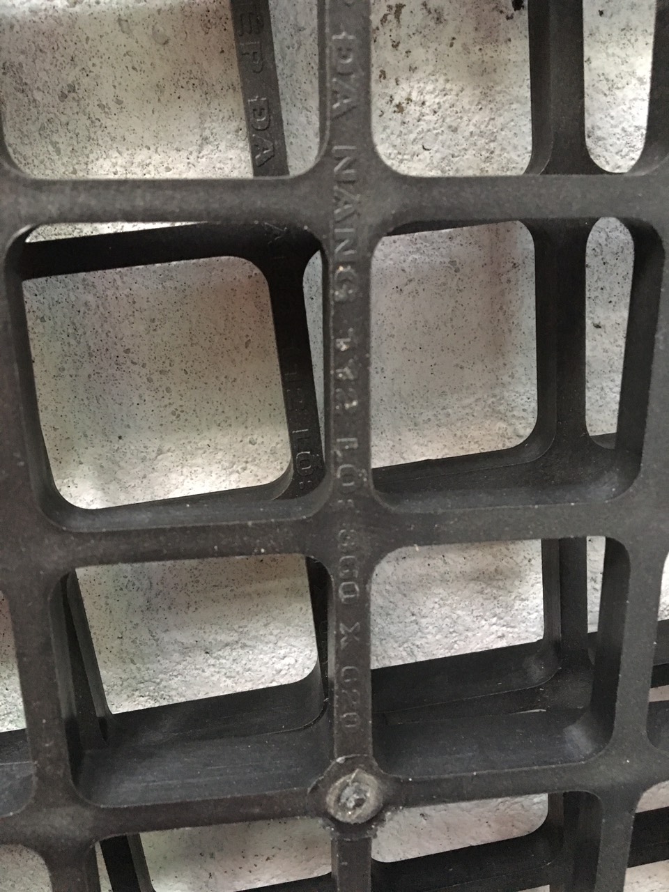 com bo 5 Khay vỉ mô đa năng 112 lỗ lắp ghép kích thước 360*620mm, Bộ khung được thiết kế cứng cáp với 4 cạnh viền ngoài và gầm chữ thập bên trong giúp tăng cường khả năng chịu lực cho khay