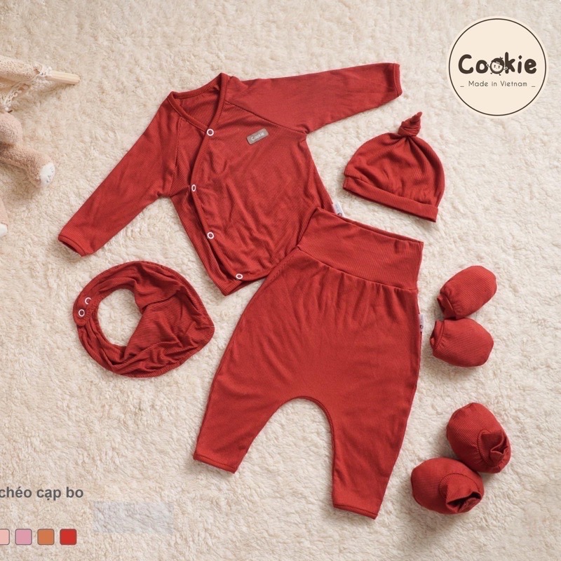 Cookie- Set newborn cài chéo (bộ dài tay cài chéo+ mũ chóp+ yếm+ bao tay+ bao chân)