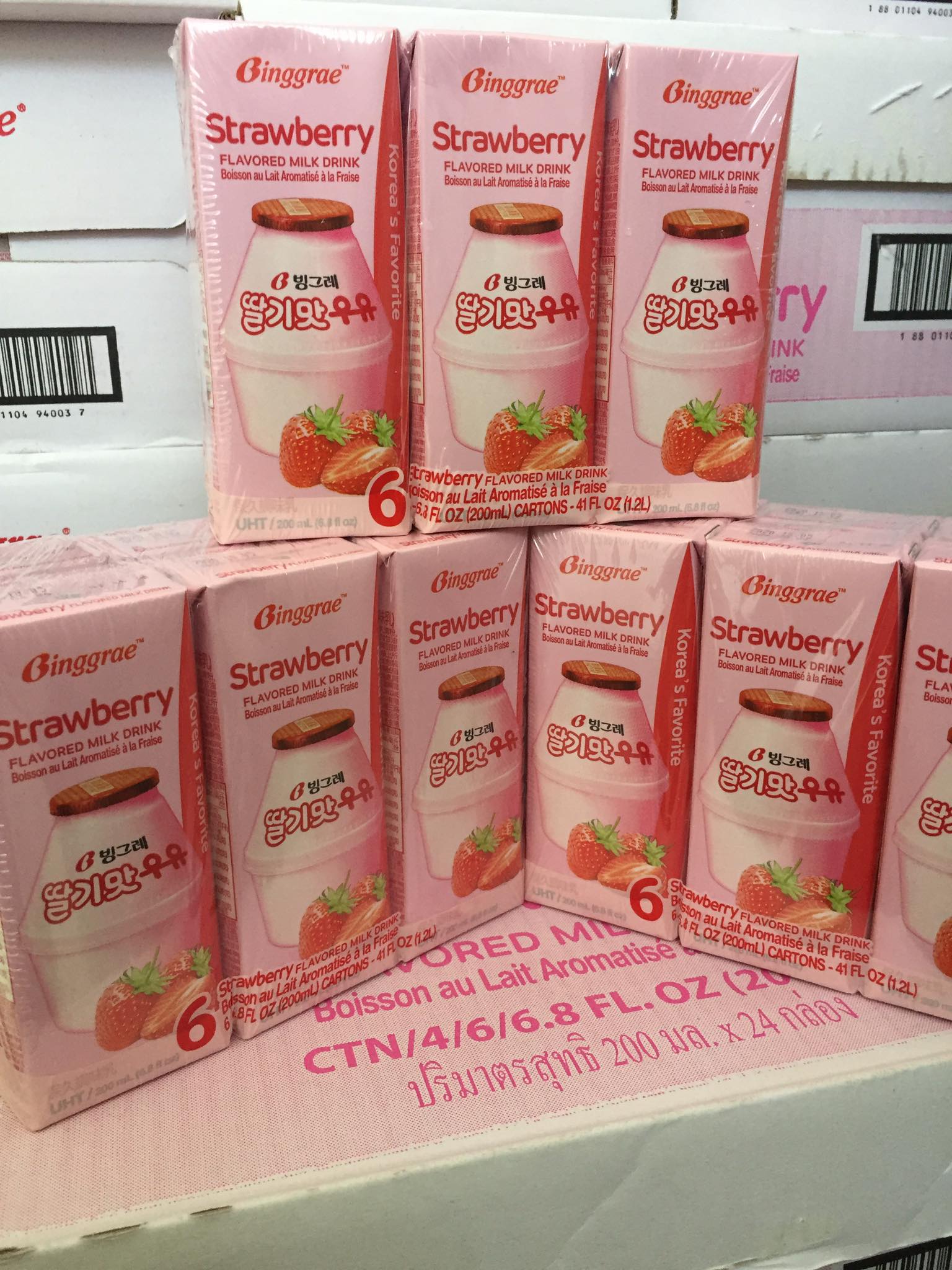 [HCM]Sữa dâu binggrae hàn quốc ( 1 lốc 6 hộp x 200 ml)
