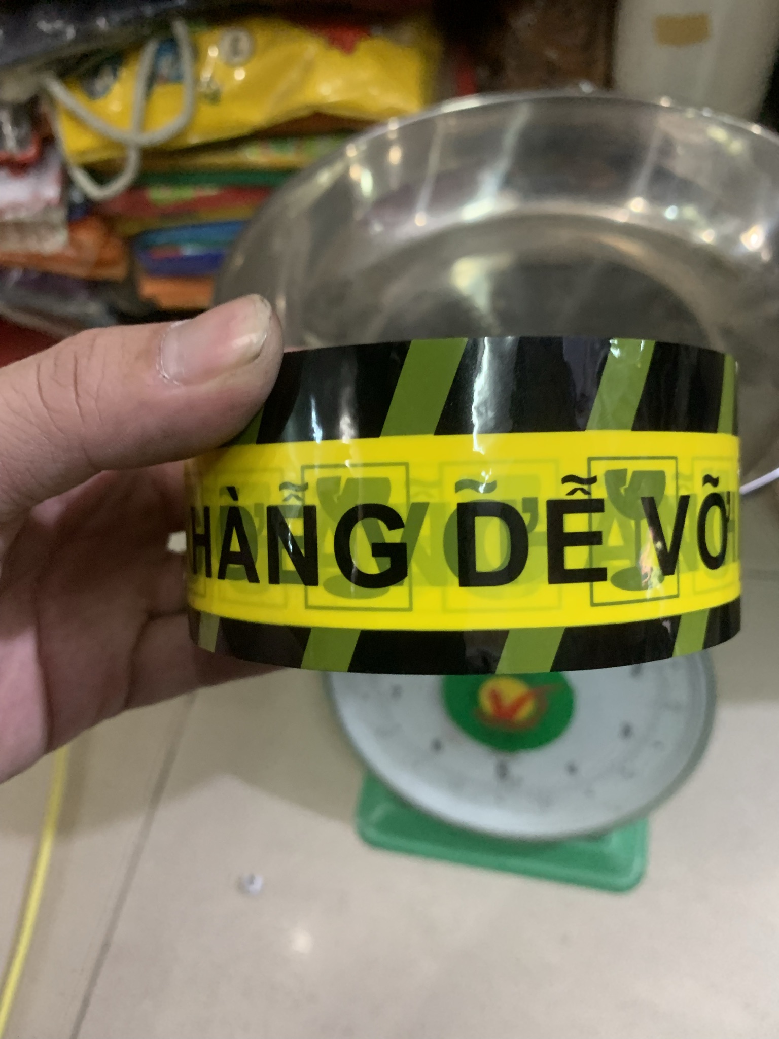 1 cuộn băng keo in chữ hàng dễ vỡ