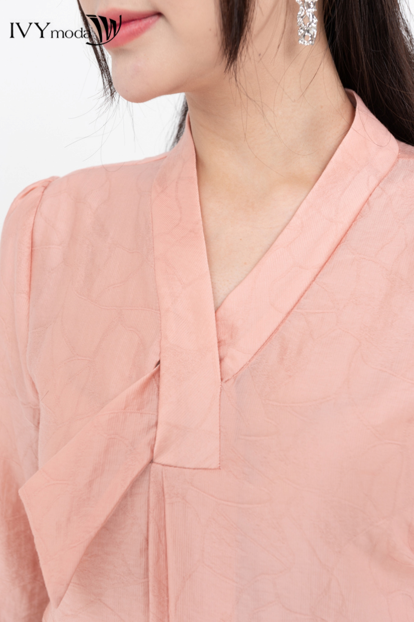 Áo lụa cổ xếp chéo IVY moda MS 17M8167