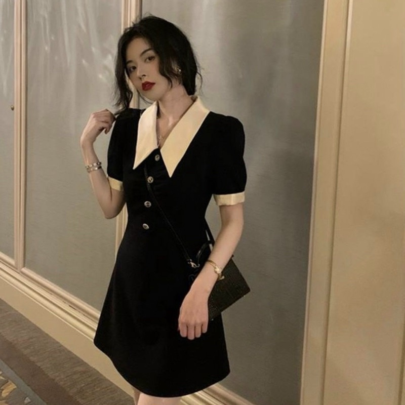 Đầm đen cổ trắng nút trước v2