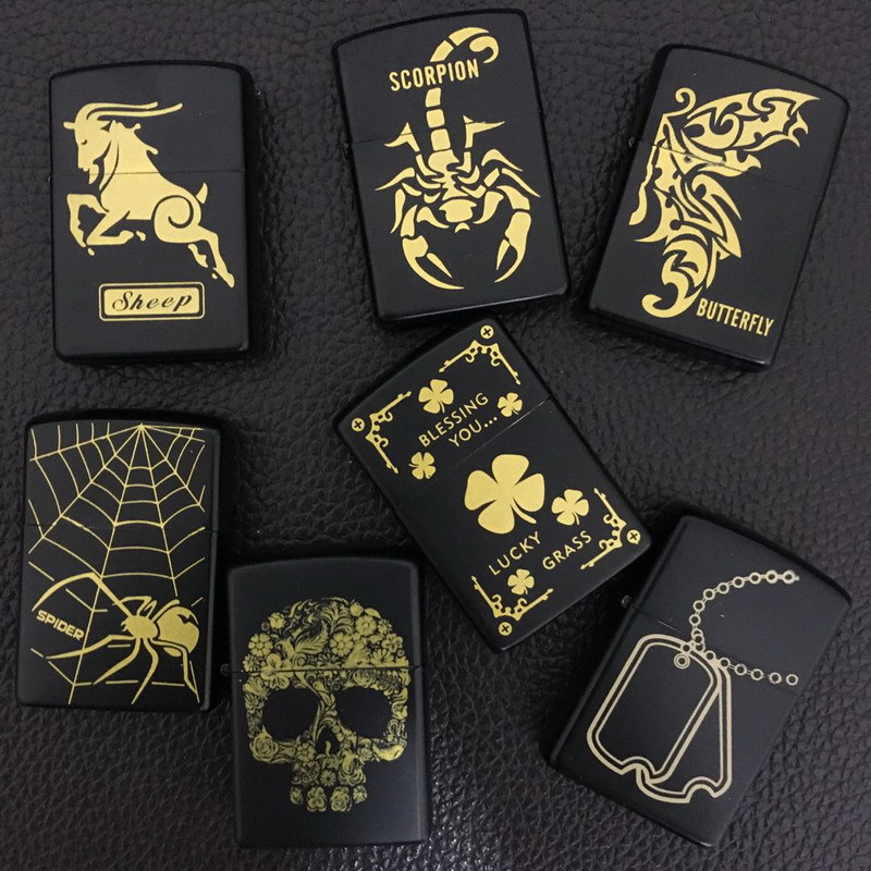 Bật Lửa Hột Quẹt Zippo Đen Họa Tiết Vàng Nhiều Hình ( Giao Ngẫu Nhiên - Xài Xăng Đá)