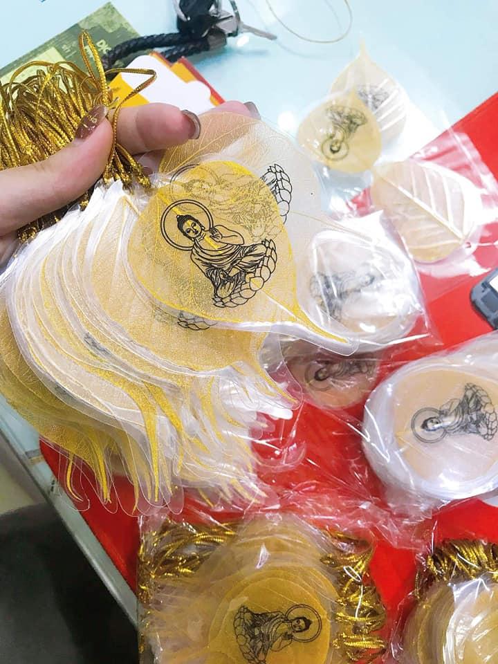Lá bồ đề in hình phật dát vàng
