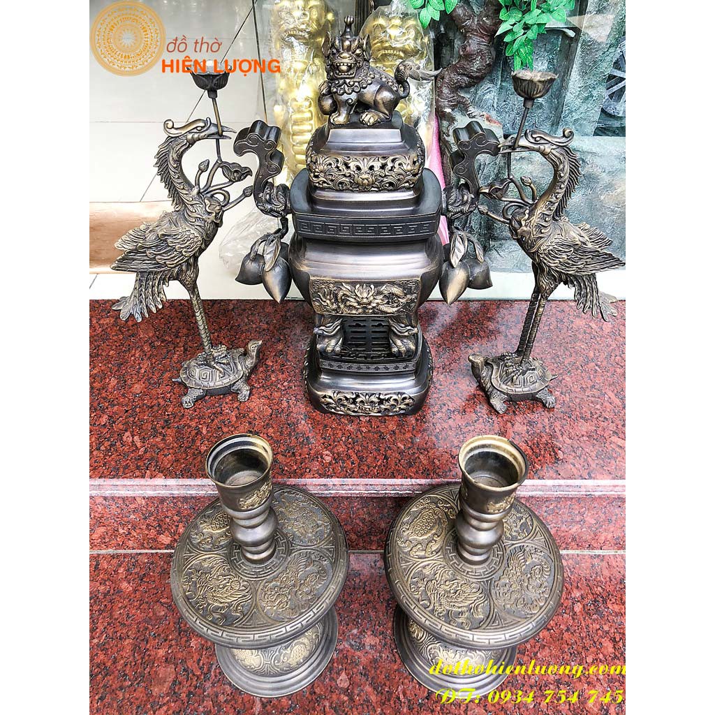 Đôi Chân Nến Thờ Cúng Bằng Đồng Màu Đen Số 3 Cao 40cm