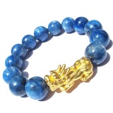 Lắc ngọc kyanite cao cấp charm tỳ hưu bạc mạ vàng.