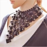 Vòng cổ choker dạng yếm đính đá đen to phối cùng đầm dự tiệc