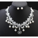 Vòng cổ choker ren trắng đính hạt châu thanh lịch