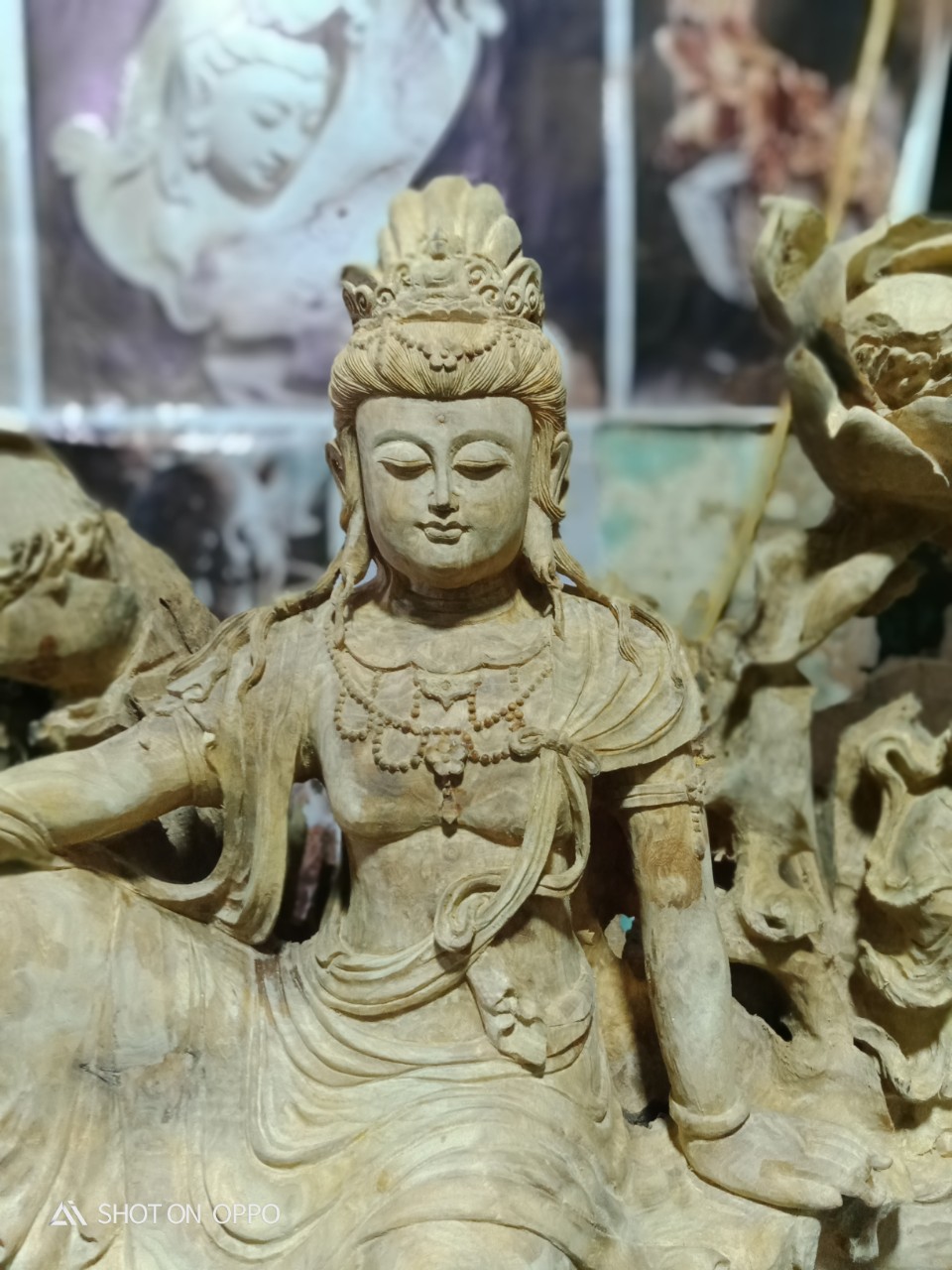 Quan âm tự tại gỗ nu măn