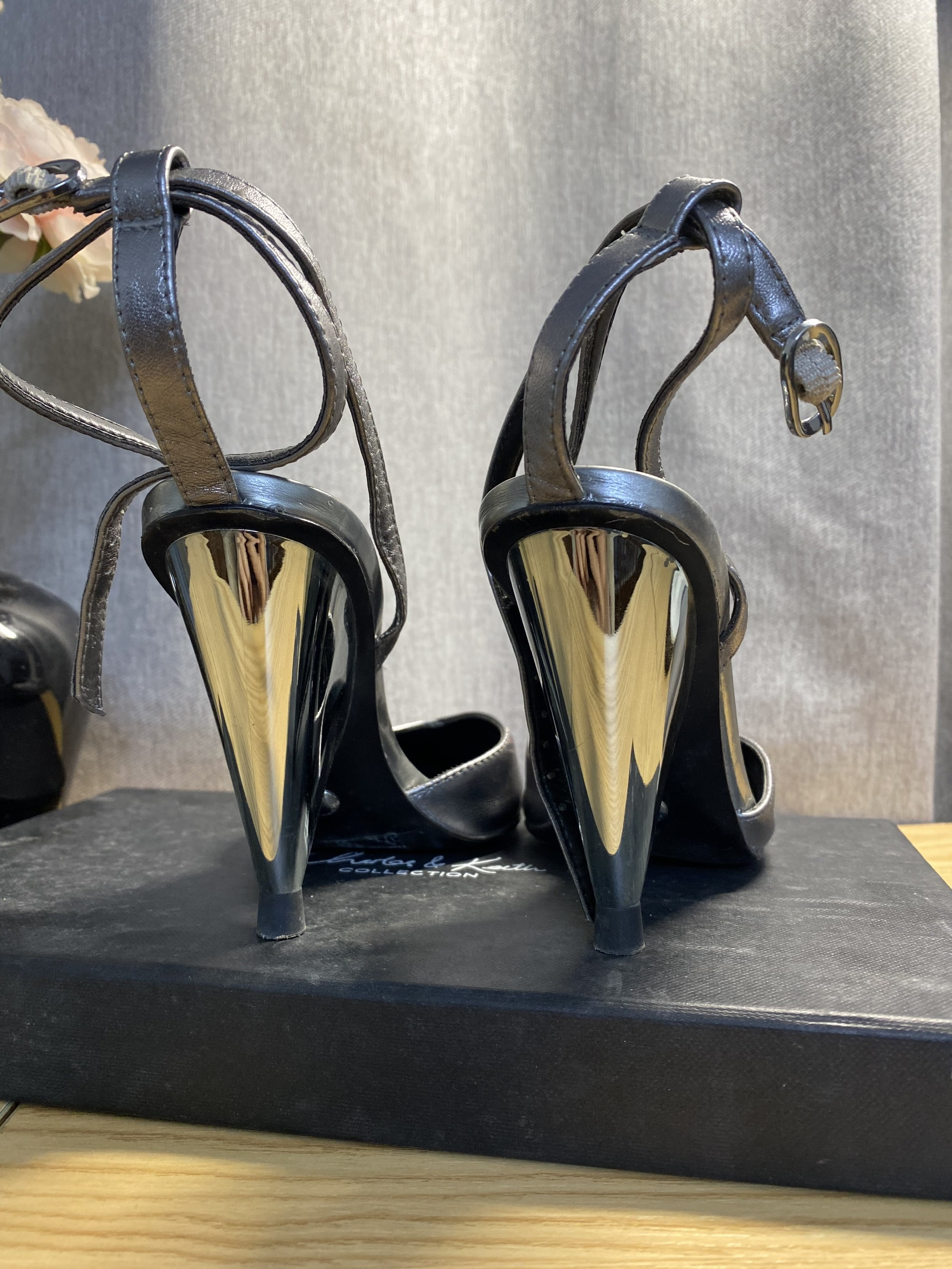Giày cao gót da thật Charles & Keith