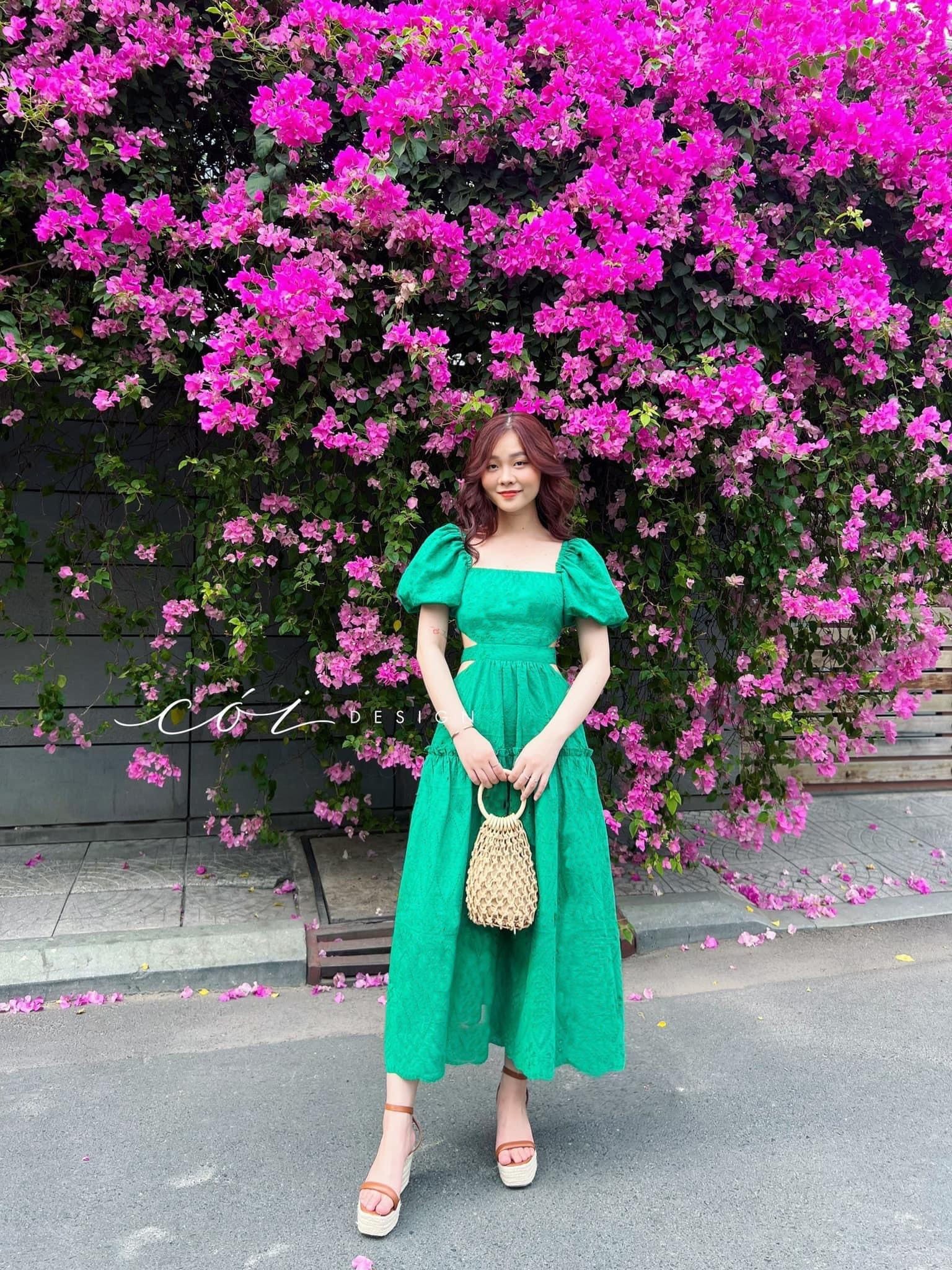 Đầm maxi cổ vuông tay phồng khoét eo