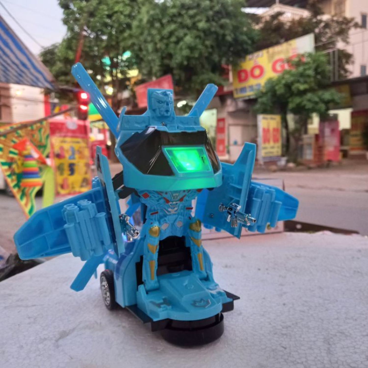 Máy bay biến hình robot, chạy và phát nhạc