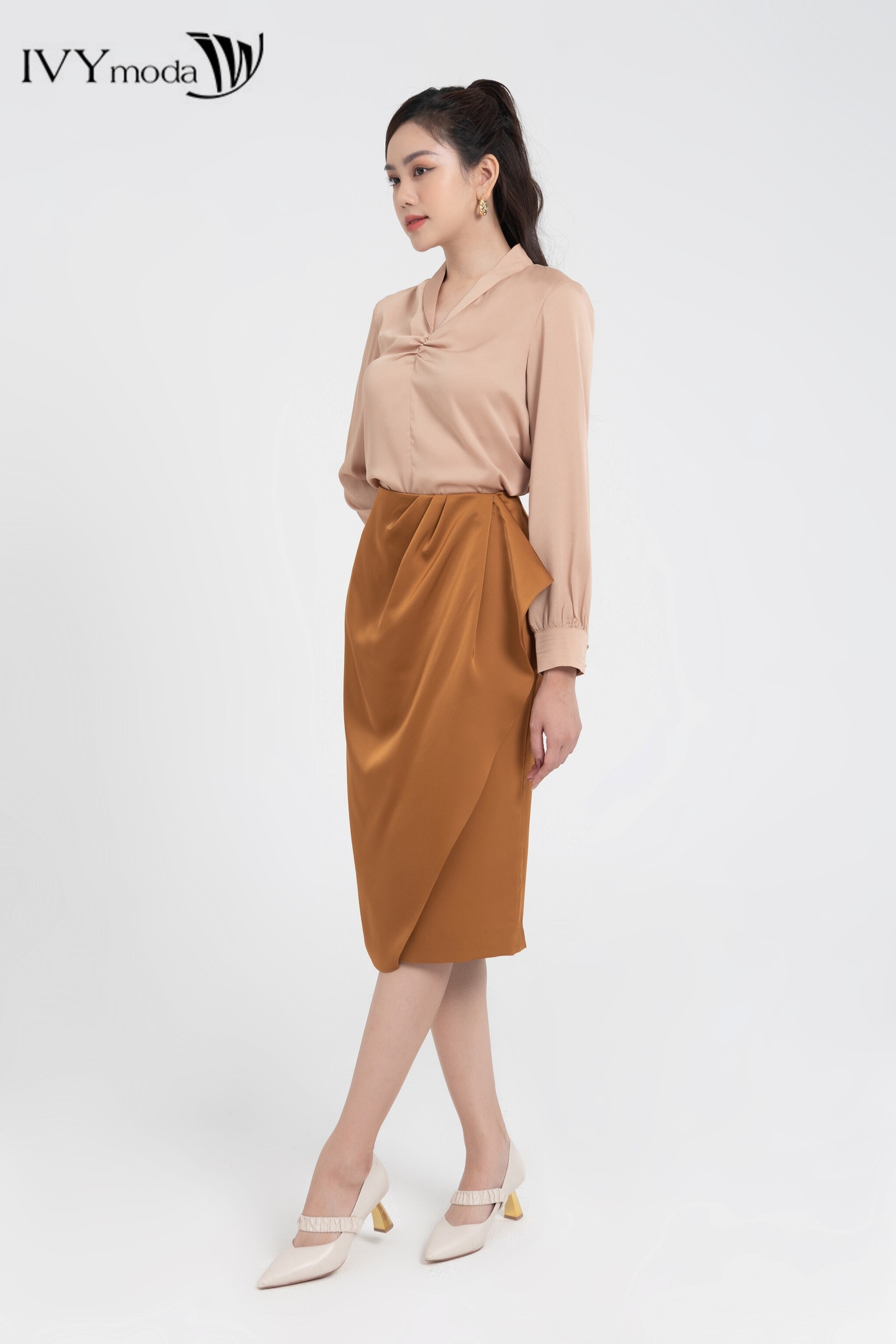 Áo lụa cổ V may nhúm ngực IVY moda MS 17M8063