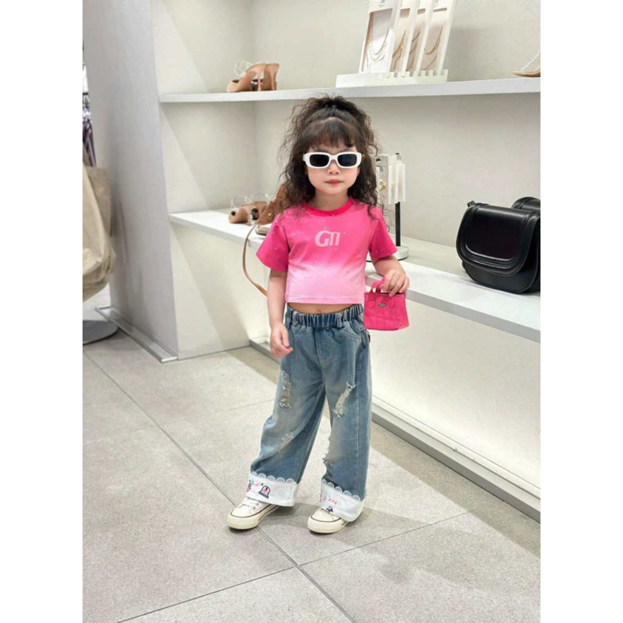 Sét áo phông croptop và quần bò ống xuông sành điệu cho bé gái