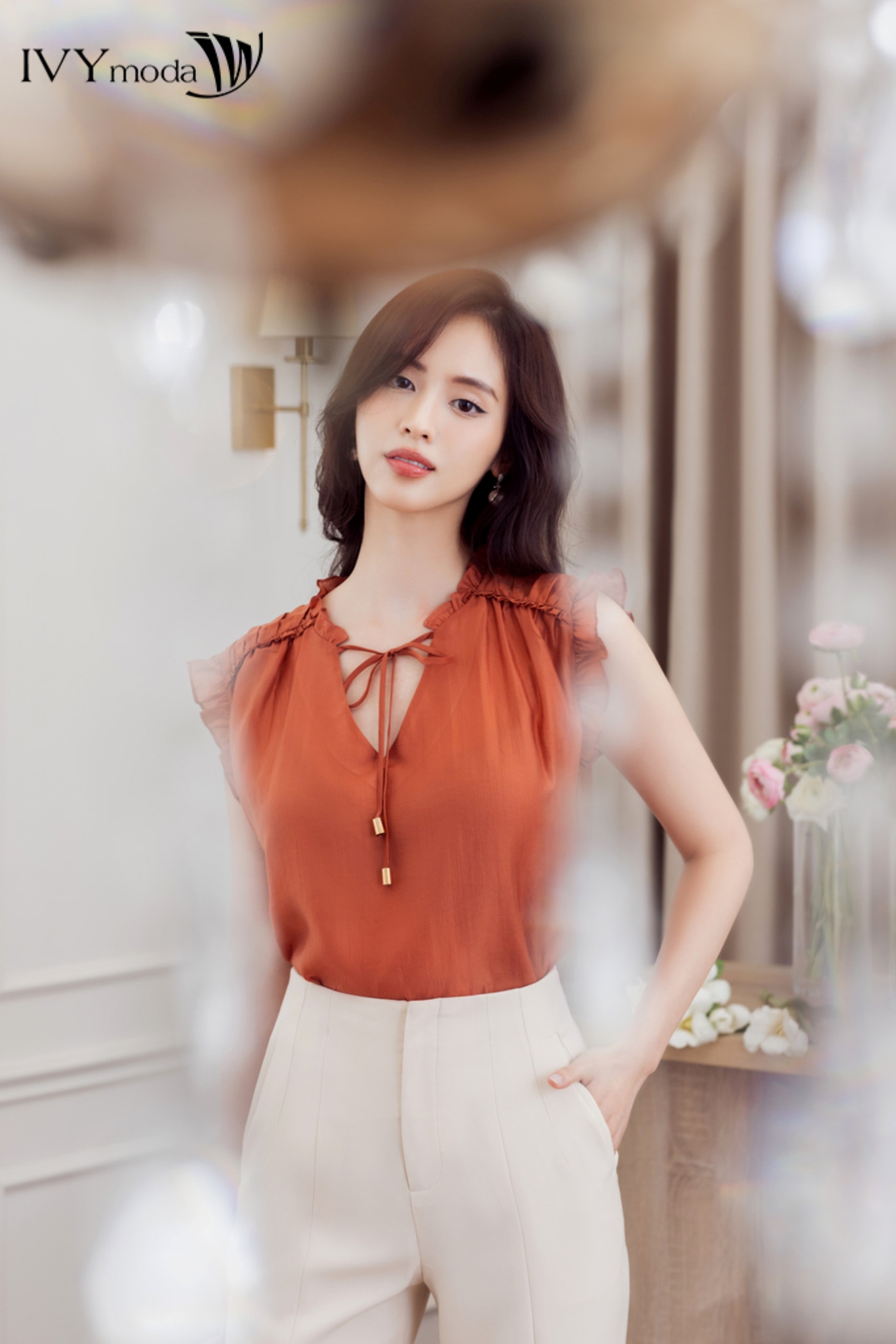 Áo lụa dập nổi nhấn bèo IVY moda MS 16M7473