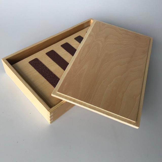 Tấm xúc giác Montessori - Rough & Smooth Boards with Box