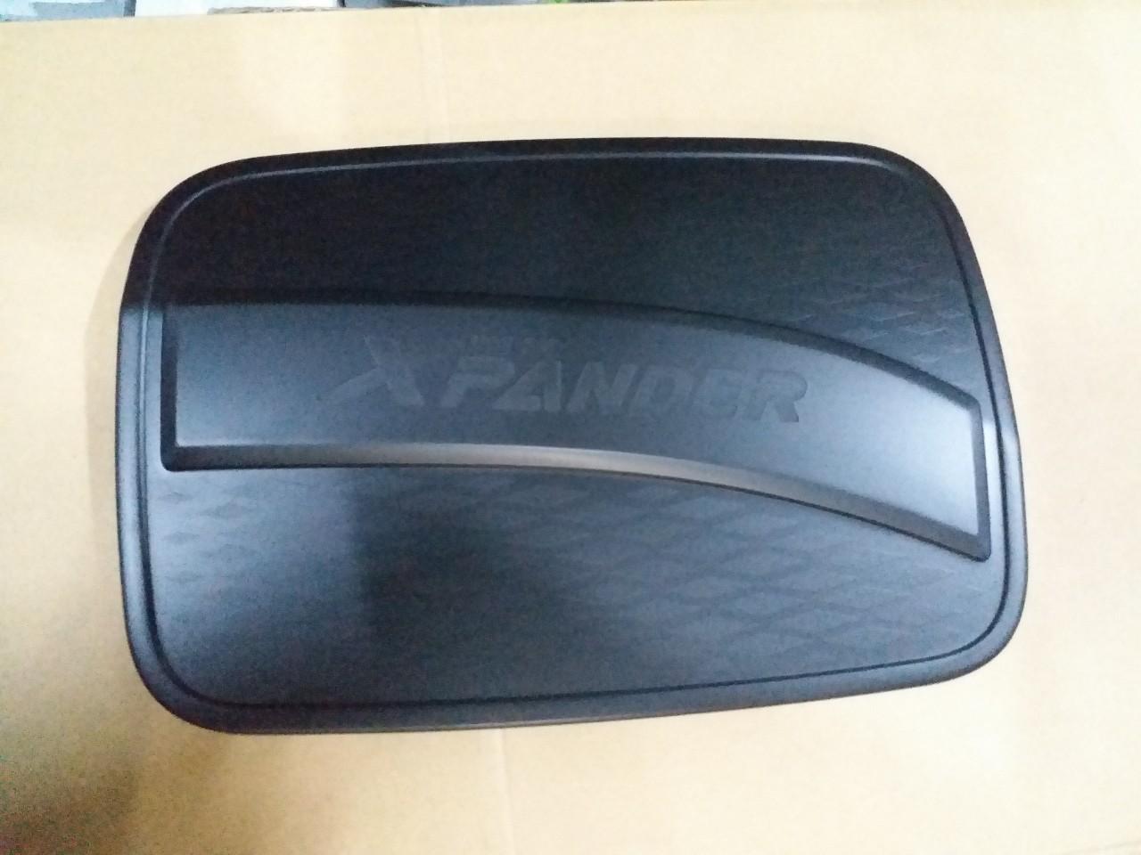Ốp nắp xăng nhựa đen xe Mitsubishi Xpander đời 2018- 2022