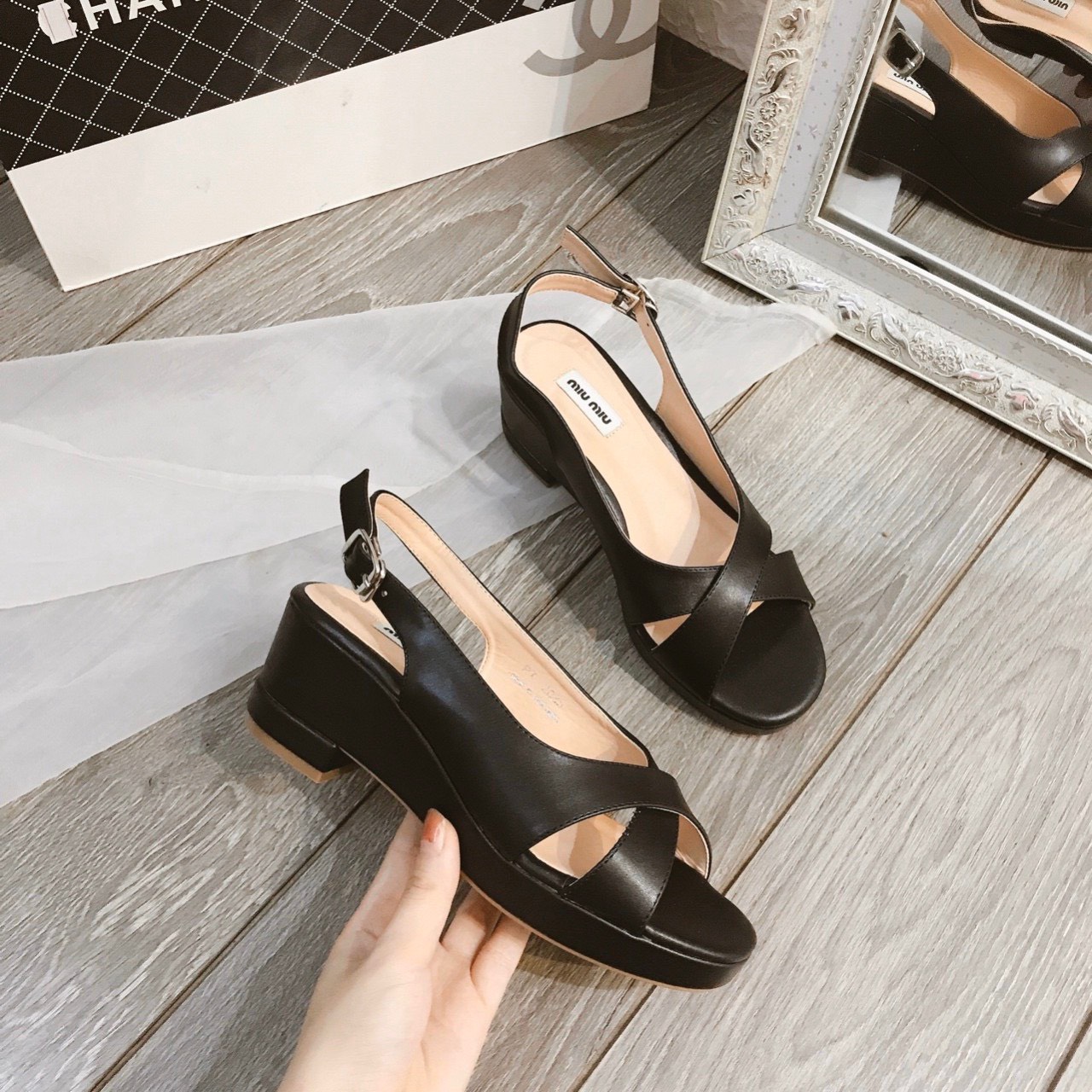Sandal đế xuồng nữ quai chéo