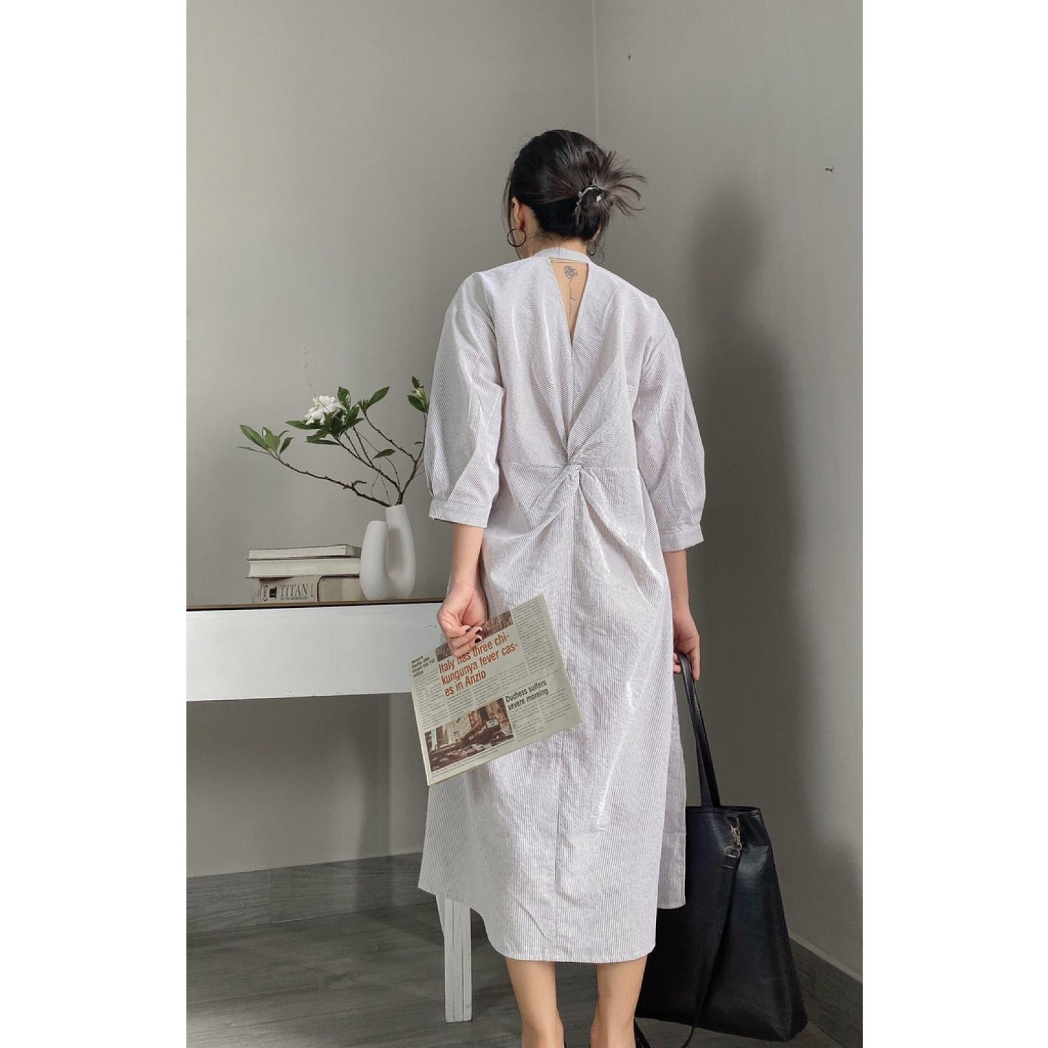 Đầm sơ mi fom rộng xoắn lưng sọc dọc