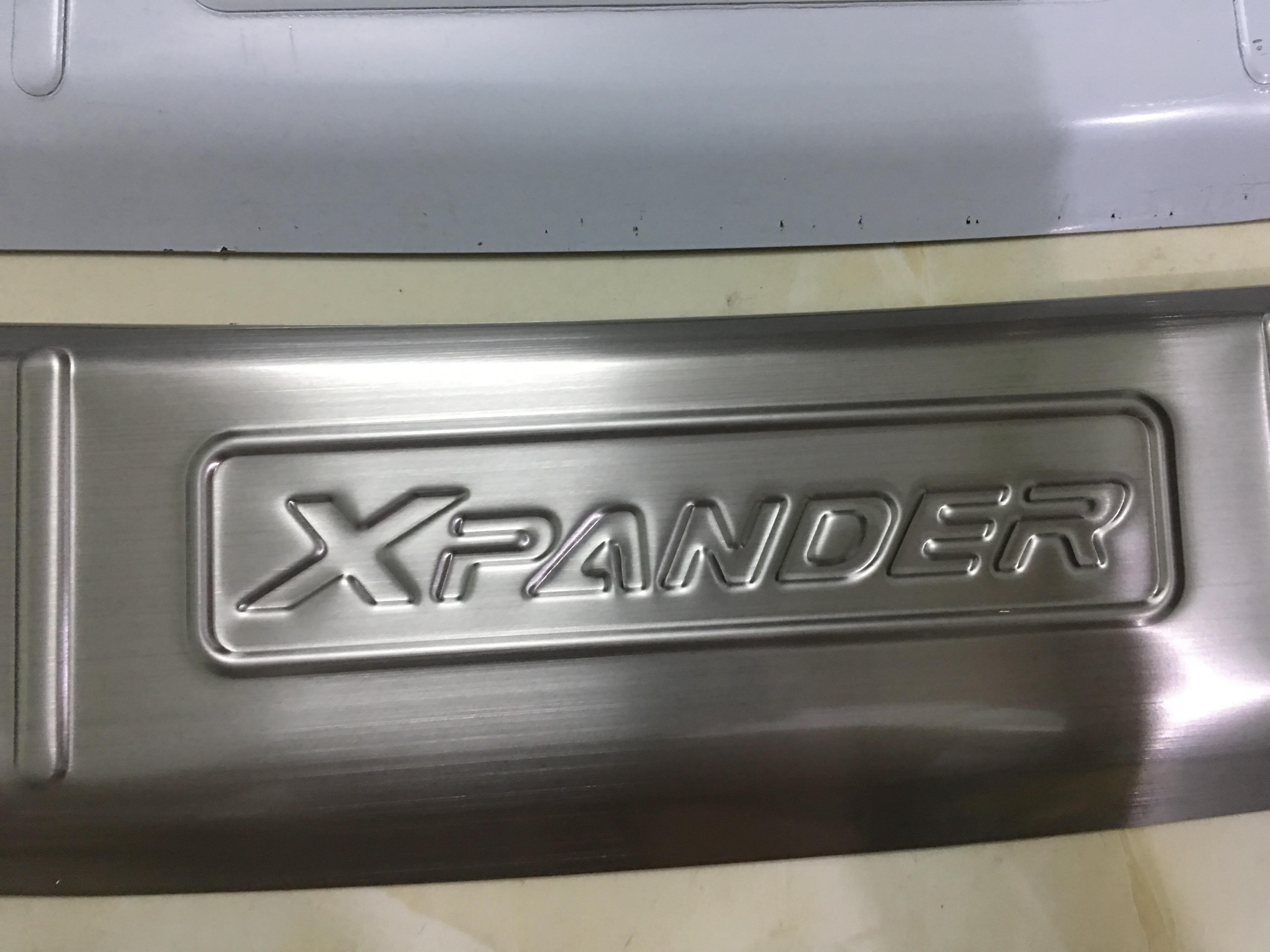 Bậc cốp trong inox xpander 2019